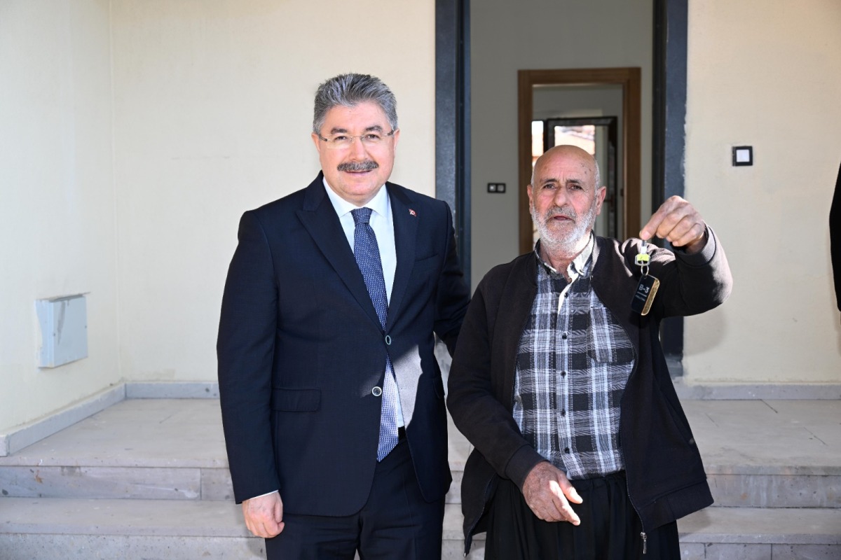 Pirsultanlı Köyü’nde Yapımı Tamamlanan 8 Köy Deprem Konutu İçin Hak Sahiplerine Anahtar Teslim Töreni