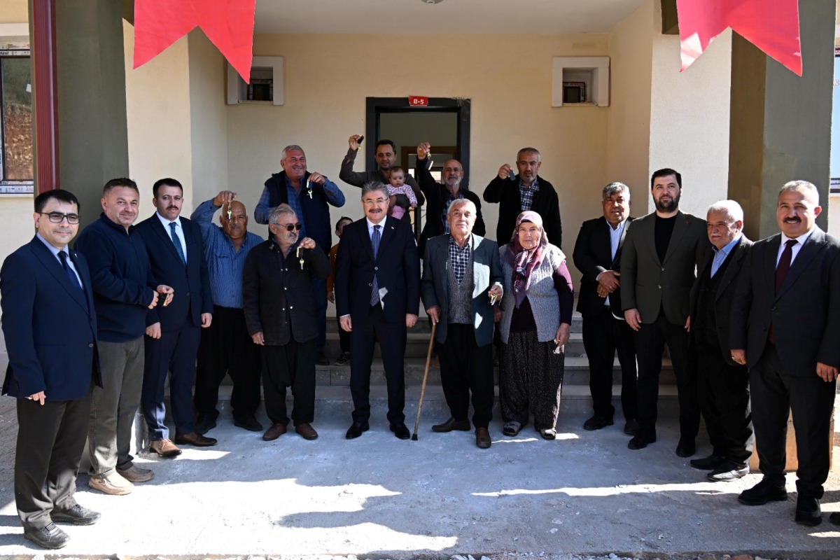 Pirsultanlı Köyü’nde Yapımı Tamamlanan 8 Köy Deprem Konutu İçin Hak Sahiplerine Anahtar Teslim Töreni