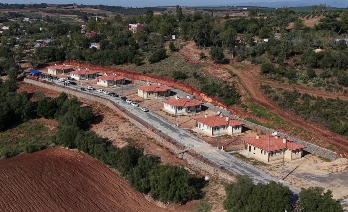 Pirsultanlı Köyü’nde Yapımı Tamamlanan 8 Köy Deprem Konutu İçin Hak Sahiplerine Anahtar Teslim Töreni