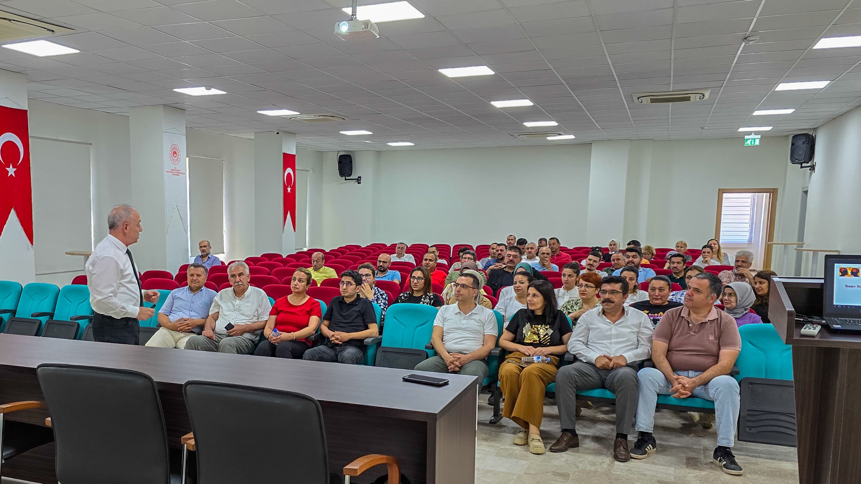 Prof. Dr. Sayın Hamdullah Nejat BASIM tarafından Müdürlüğümüz hizmet binasının toplantı salonunda Etkili İletişim ve Davranış Kuralları Eğitimi yapıldı.