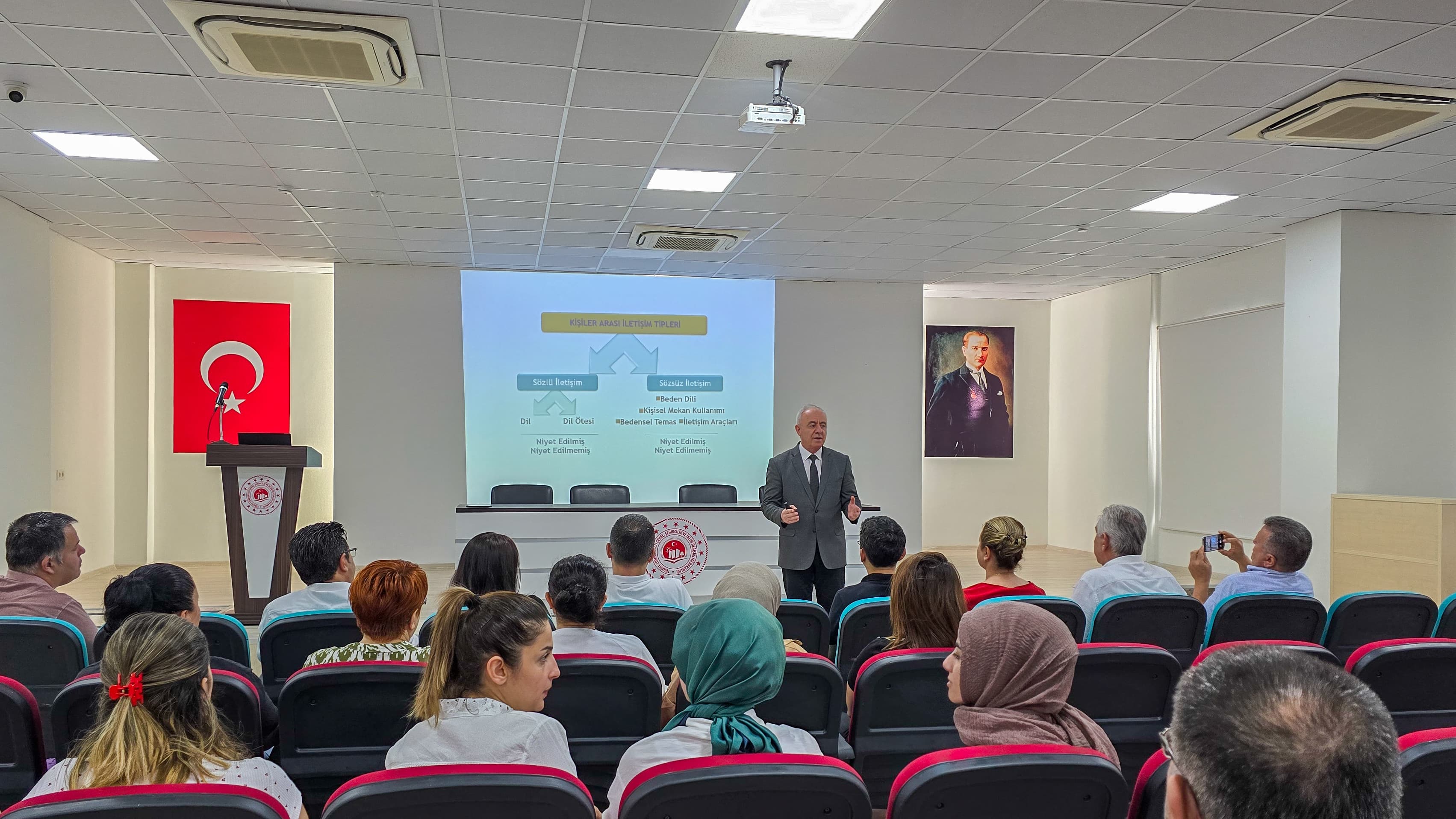 Prof. Dr. Sayın Hamdullah Nejat BASIM tarafından Müdürlüğümüz hizmet binasının toplantı salonunda Etkili İletişim ve Davranış Kuralları Eğitimi yapıldı.