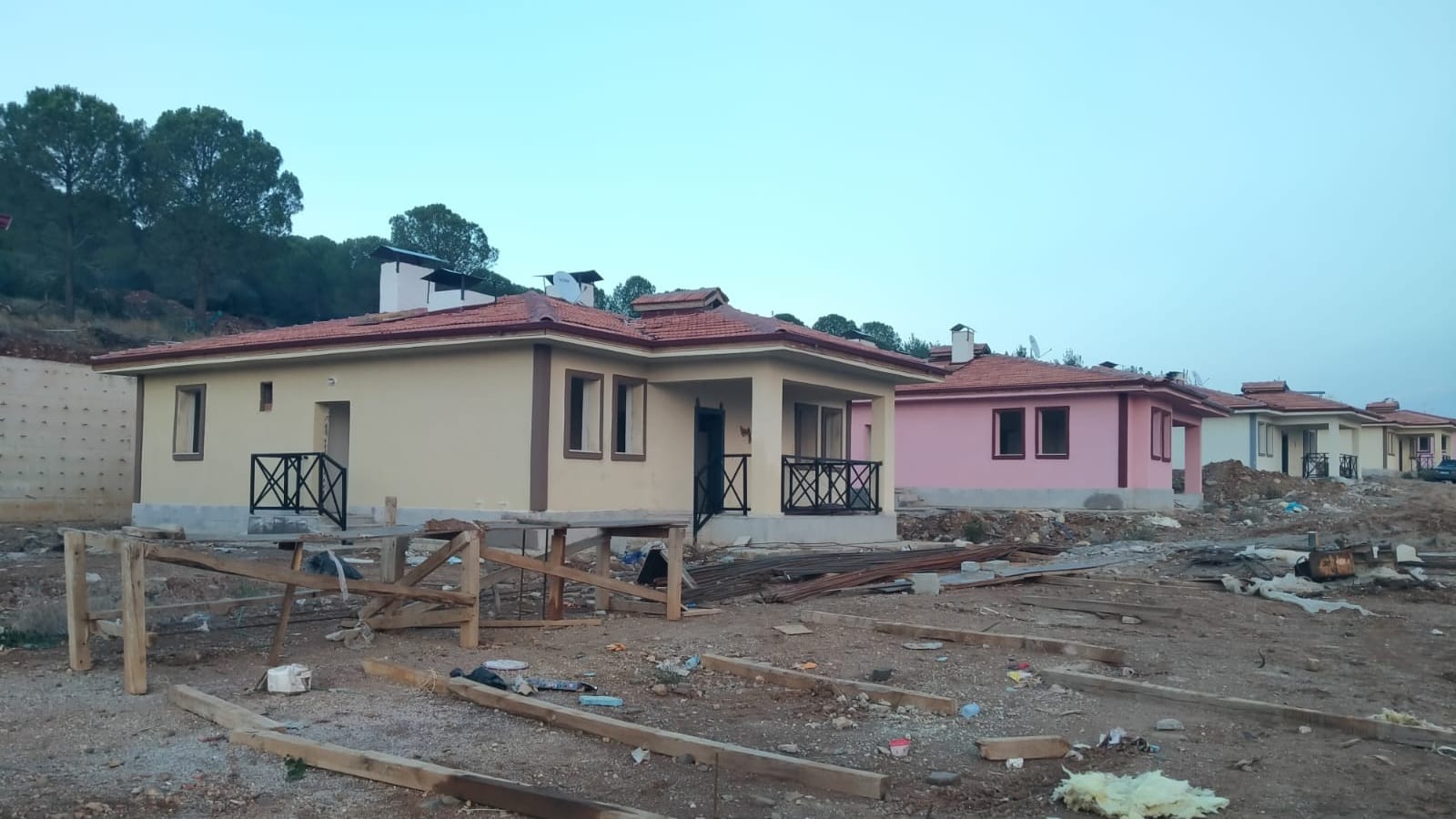 Şekerdere, Ellek ve Hasanbeyli İlçemize Bağlı Sarayova Köylerinde Yapımı Devam Eden Deprem Konutlarda İnceleme