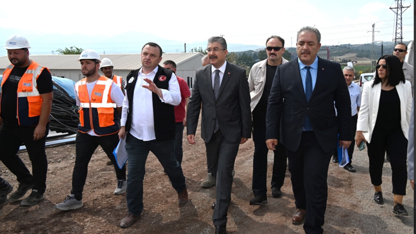 Vali Dr. Erdinç Yılmaz ve İl Müdürümüz İrfan Remzi Yılmaz yapımı devam eden deprem konutları inşaatında incelemelerde bulundu.