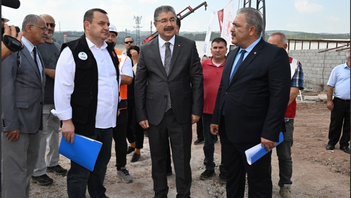 Vali Dr. Erdinç Yılmaz ve İl Müdürümüz İrfan Remzi Yılmaz yapımı devam eden deprem konutları inşaatında incelemelerde bulundu.