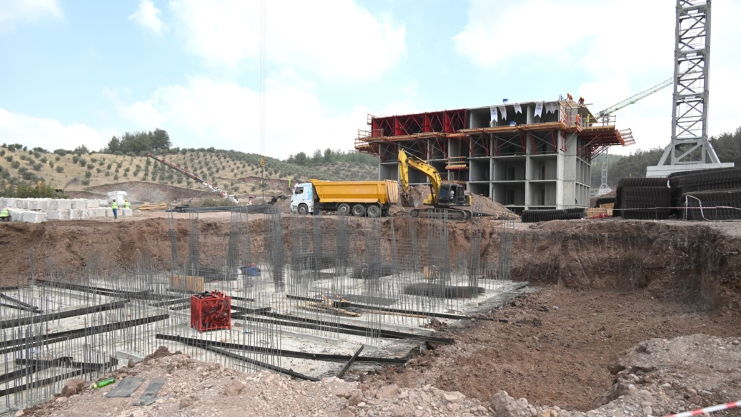 Vali Dr. Erdinç Yılmaz ve İl Müdürümüz İrfan Remzi Yılmaz yapımı devam eden deprem konutları inşaatında incelemelerde bulundu.