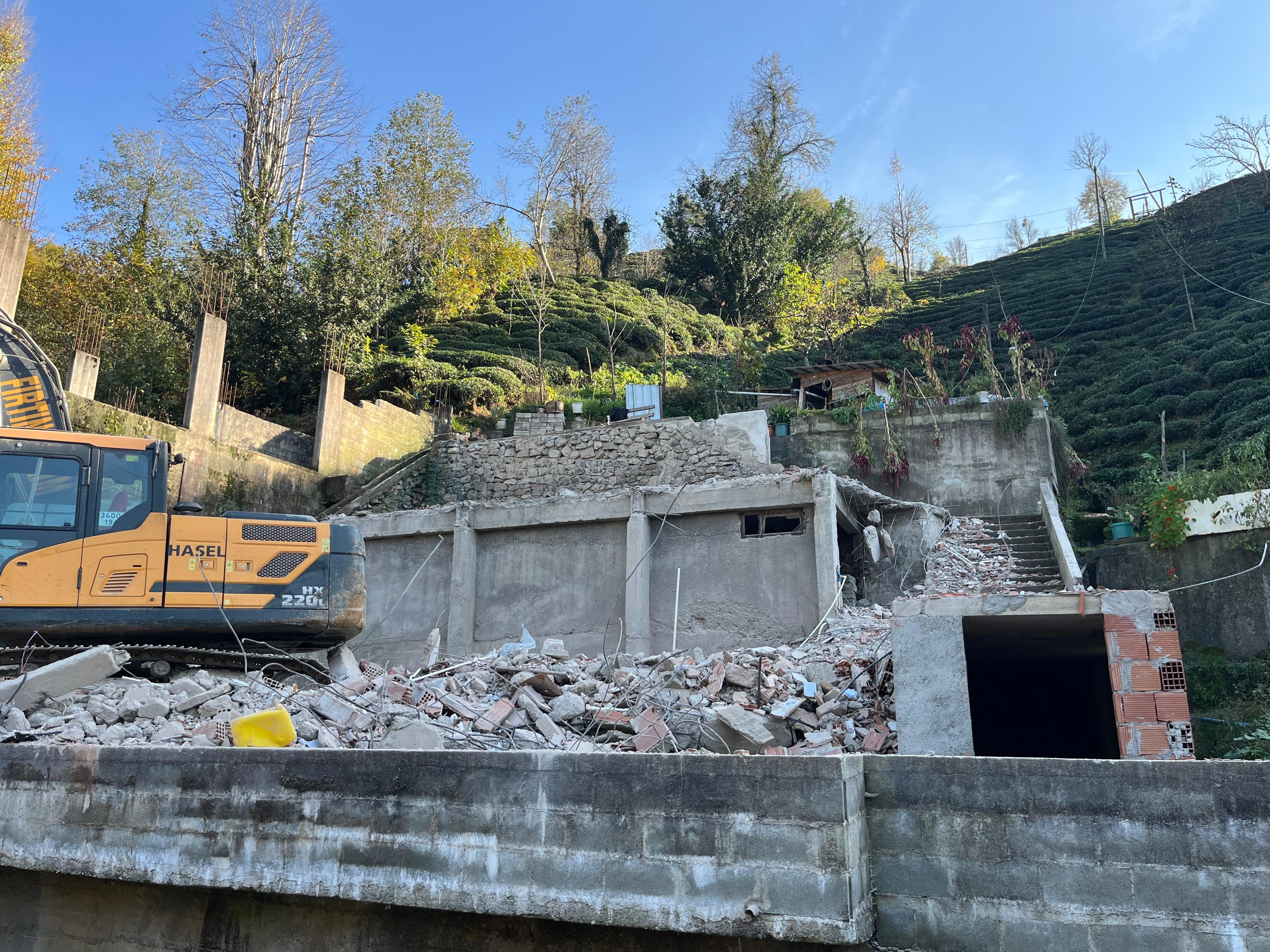 6306 Sayılı Kanun Kapsamında Dere Yataklarında Tespit Edilen Riskli Yapıların Yıkımı Devam Etmektedir