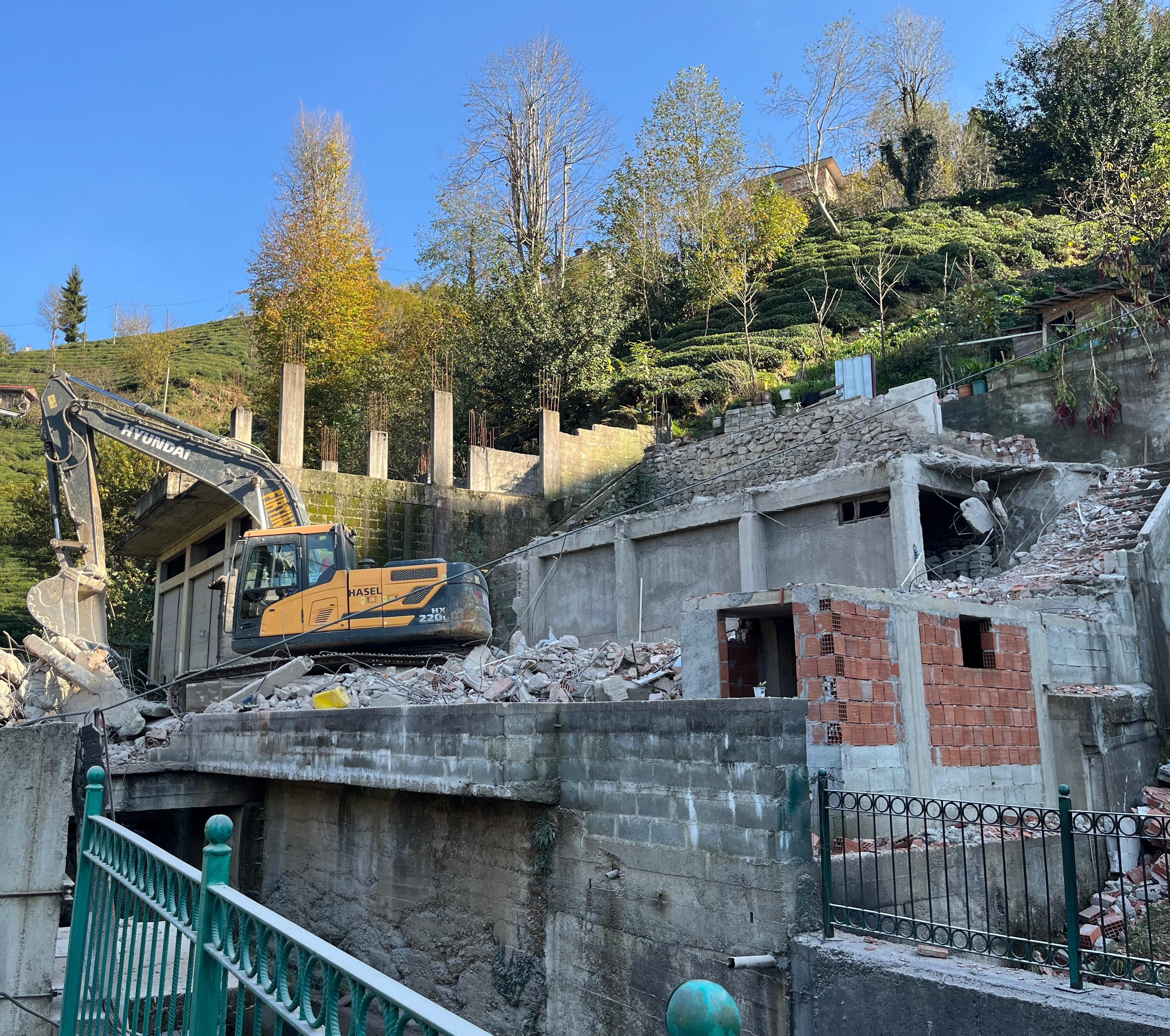 6306 Sayılı Kanun Kapsamında Dere Yataklarında Tespit Edilen Riskli Yapıların Yıkımı Devam Etmektedir