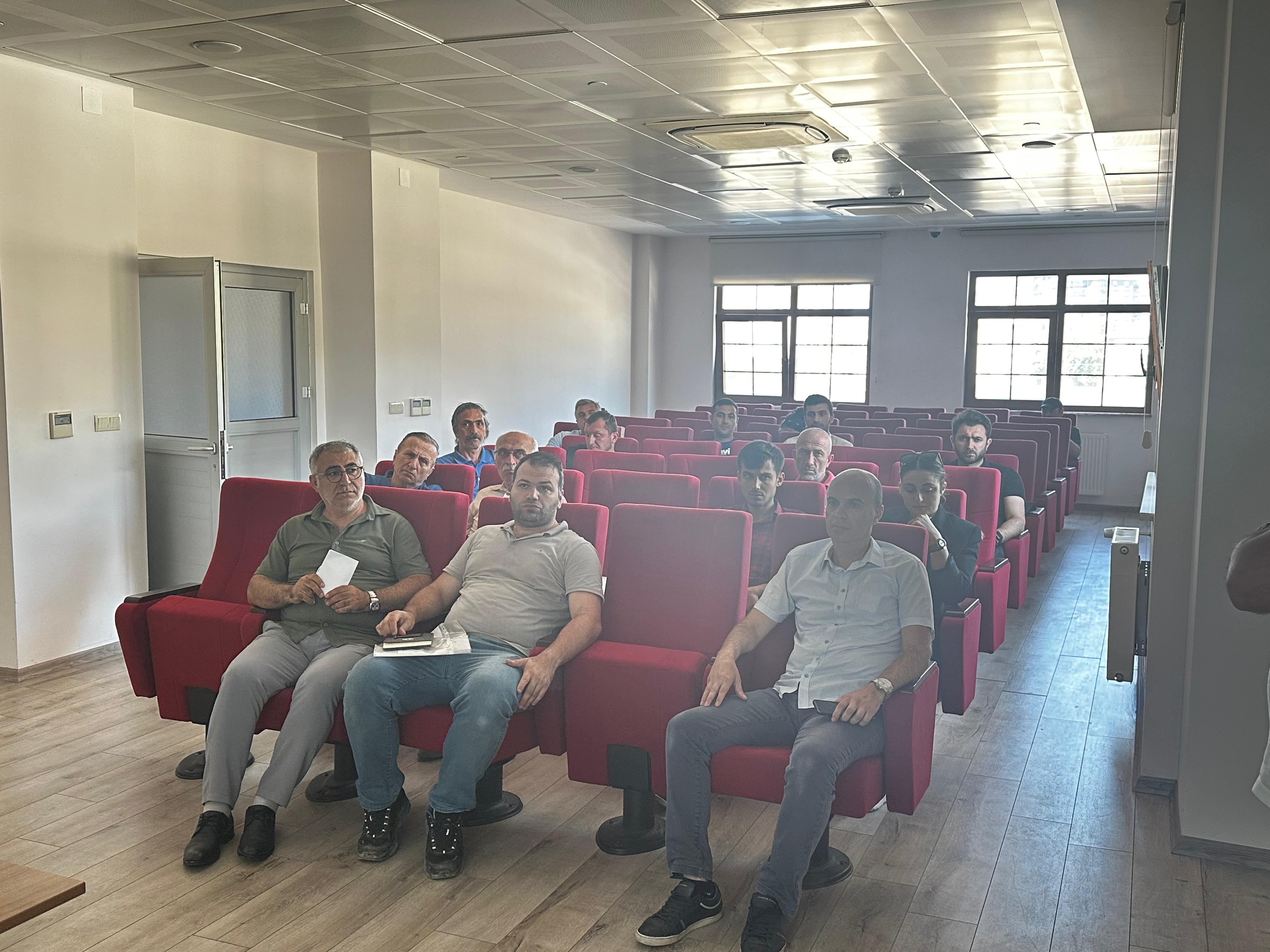 7223 sayılı kanun kapsamındaki Taze Beton Üreticiler iğle 4708 Sayılı Yapı Denetimi Kanununa tabi Yapı Denetim Kuruluşları ve Laboratuvar Kuruluşlarının katılımı ile 4708 Sayılı Tabi Yapılarda Taze Beton Dökümünde Karşılaşılan Sorunların İstişare Edildi