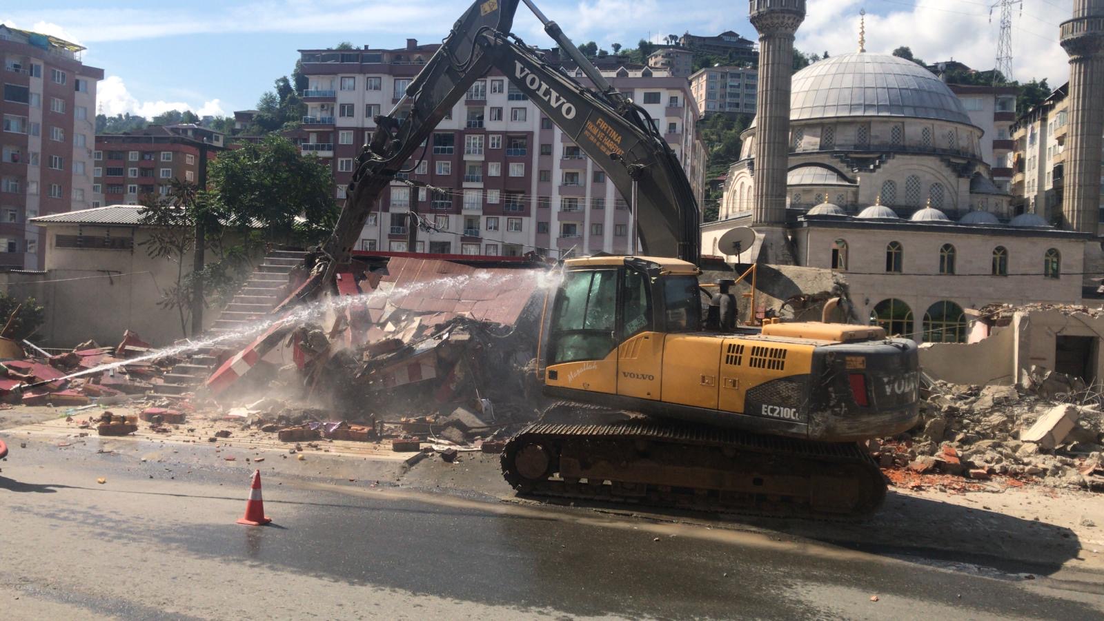 Çayeli'nde Dere Yatağında Hasar Gören 4 İş Yeri Yıkıldı