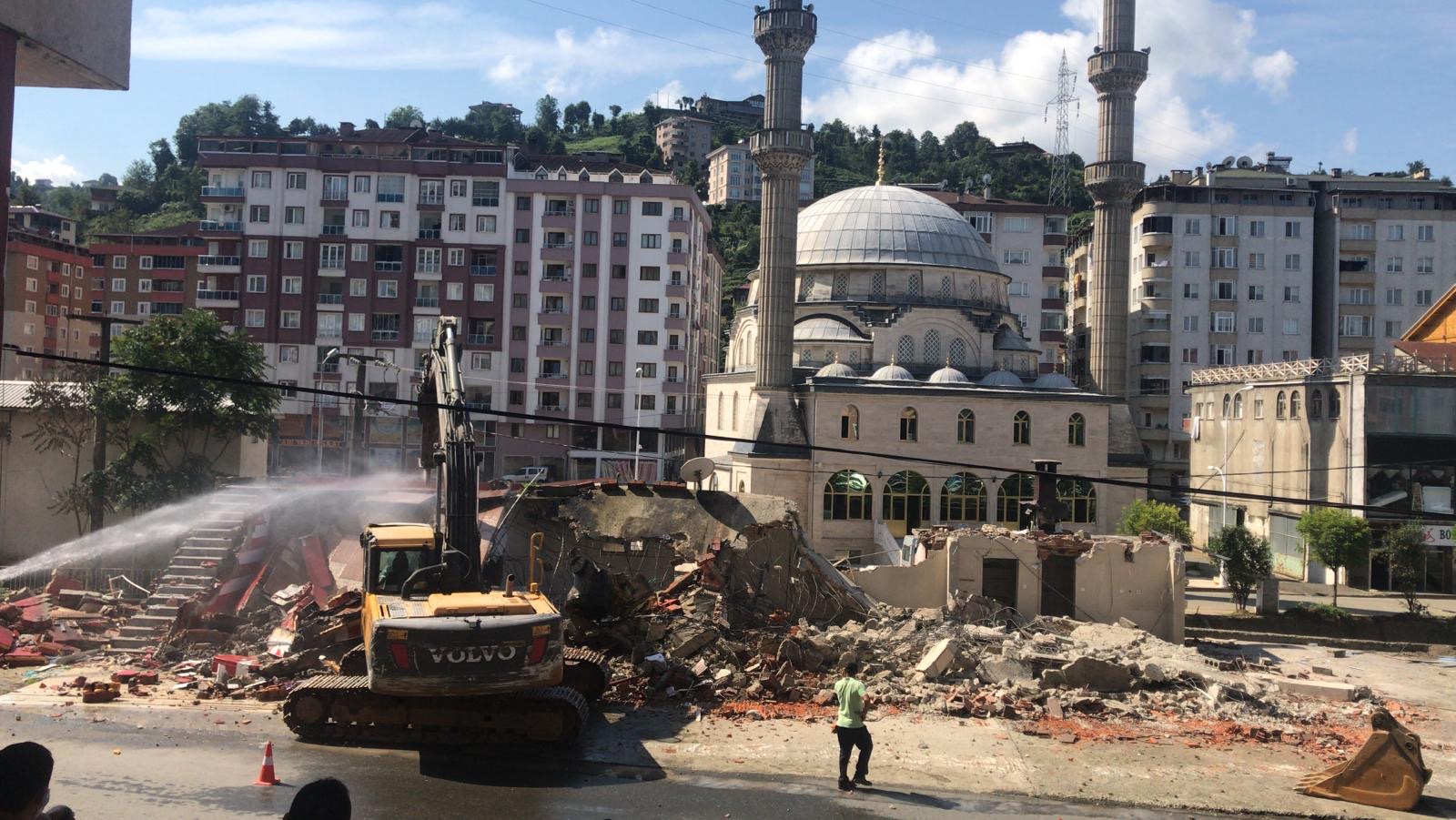 Çayeli'nde Dere Yatağında Hasar Gören 4 İş Yeri Yıkıldı