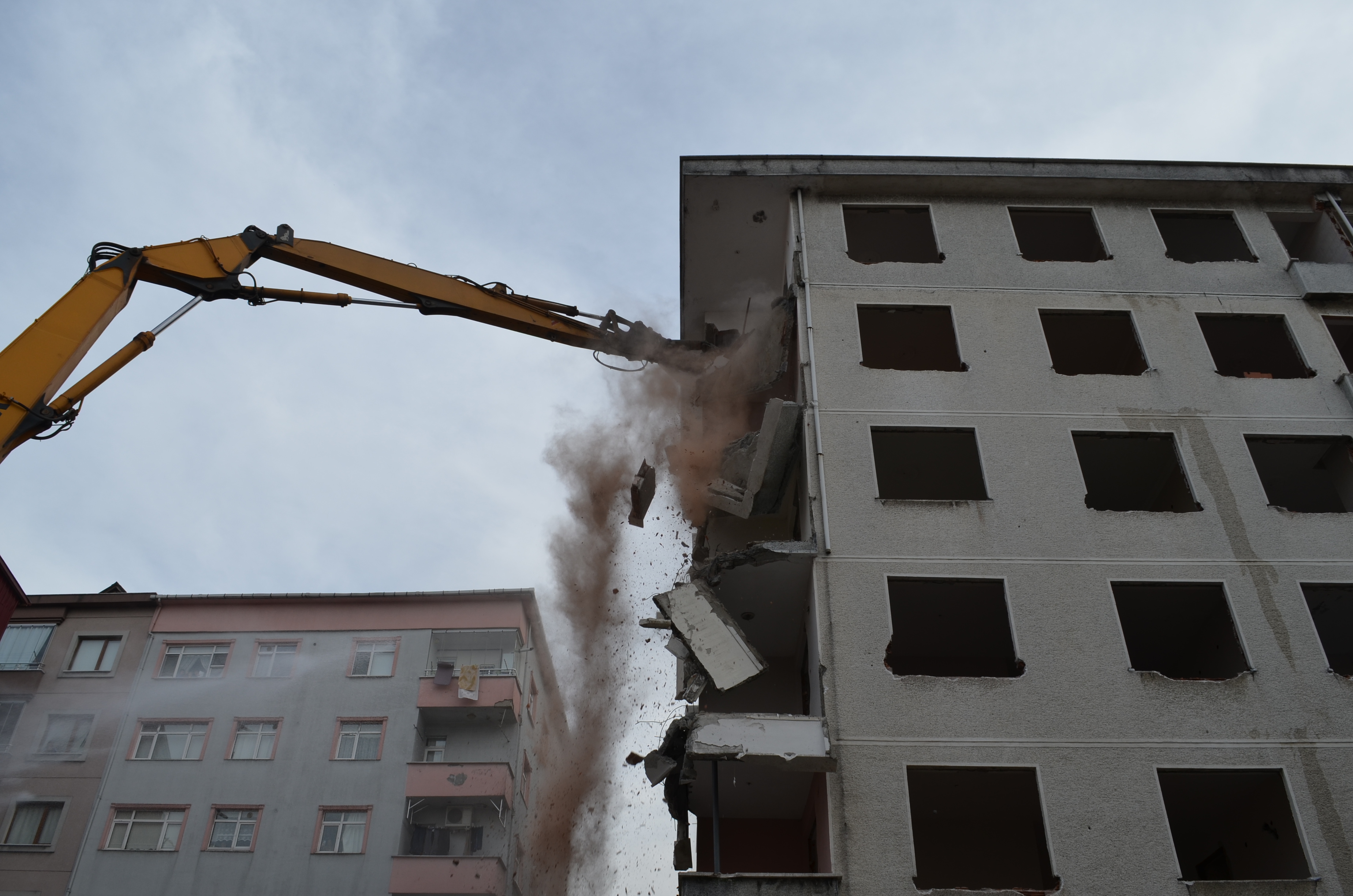 Rize’nin Pisa Kuleleri Yıkılmaya Başlandı