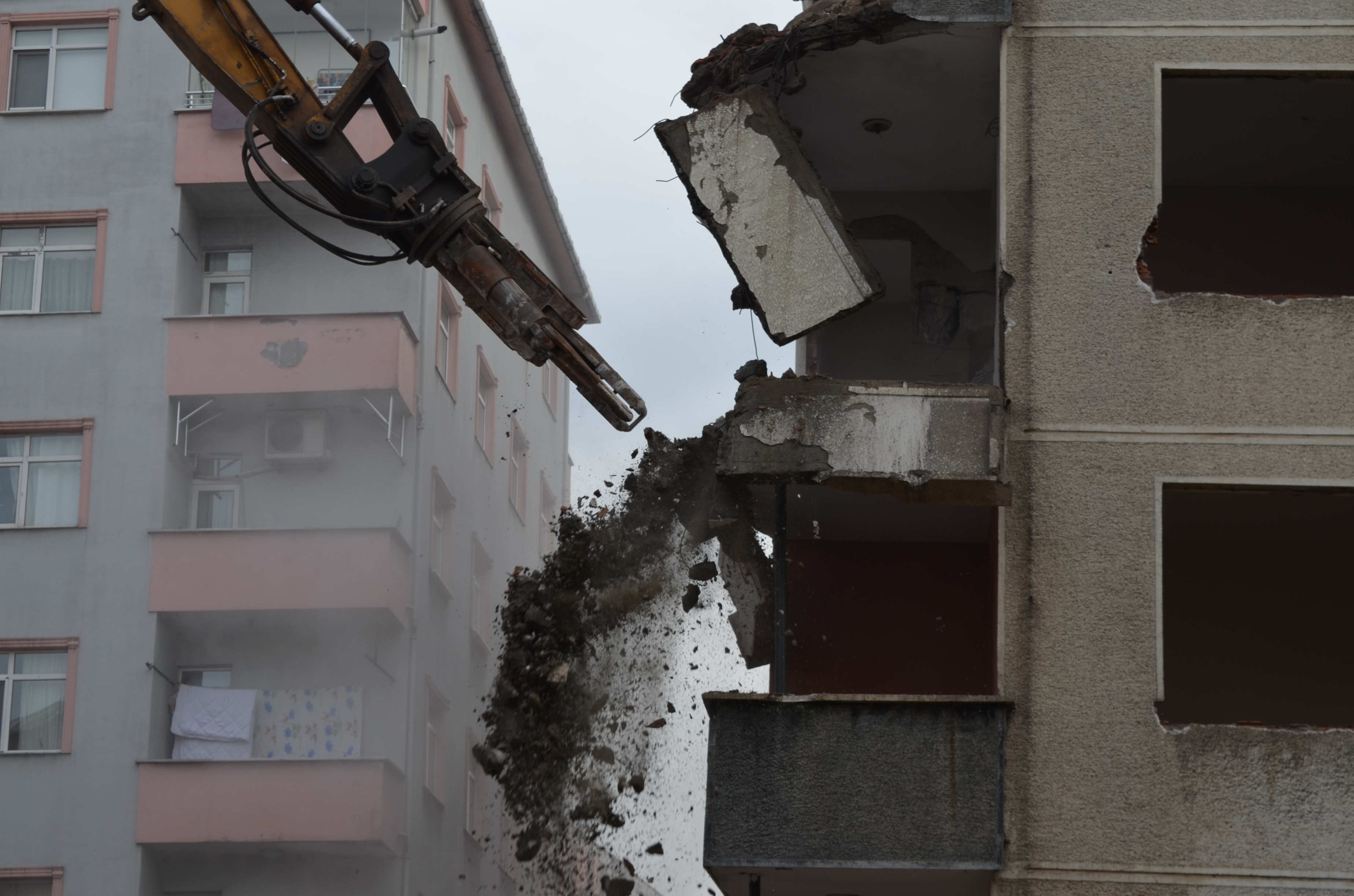 Rize’nin Pisa Kuleleri Yıkılmaya Başlandı