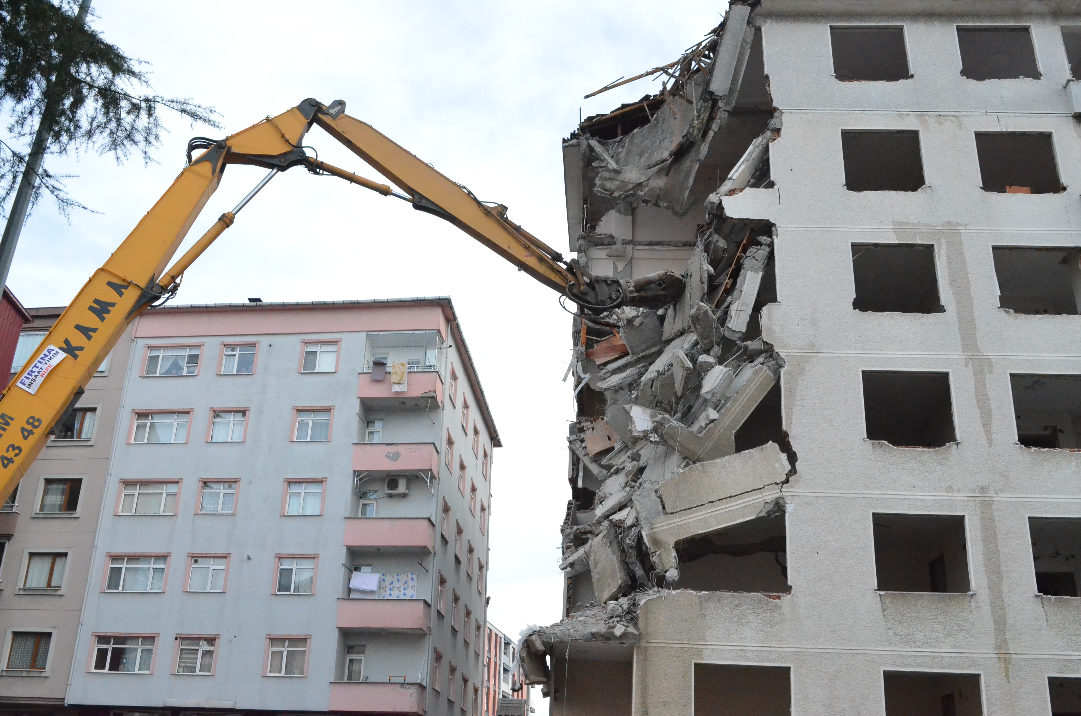 Rize’nin Pisa Kuleleri Yıkılmaya Başlandı