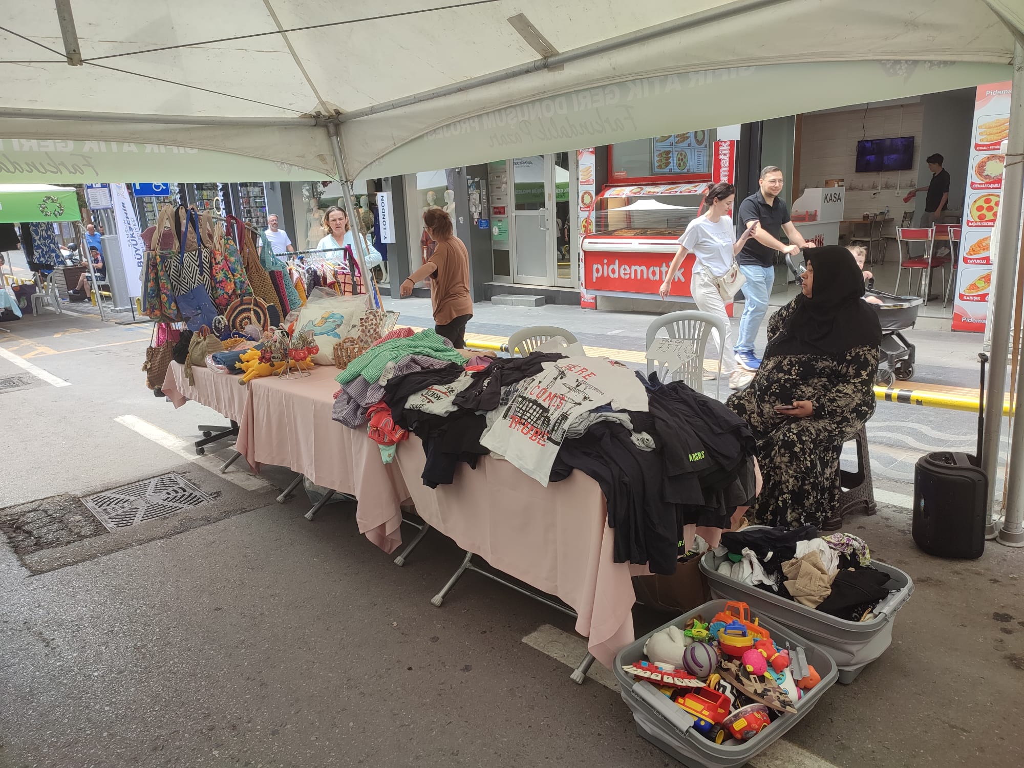 ÇİFTLİK CADDESİ'NDE FARKINDALIK PAZARI KURULDU