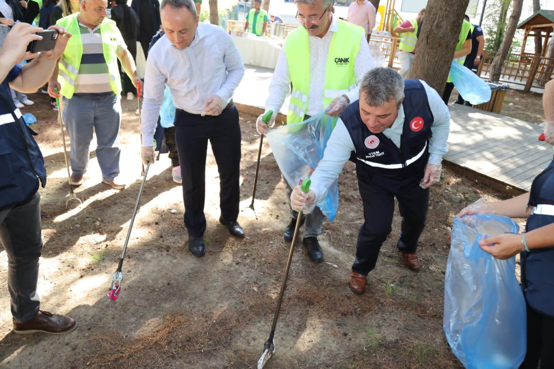 DÜNYA TEMİZLİK GÜNÜ ETKİNLİKLERİ KAPSAMINDA CANİK BELEDİYESİNİN DÜZENLEMİŞ OLDUĞU ETKİNLİĞE İL MÜDÜRÜMÜZ TEVFİK AKÇAY TARAFINDAN KATILIM SAĞLANDI.