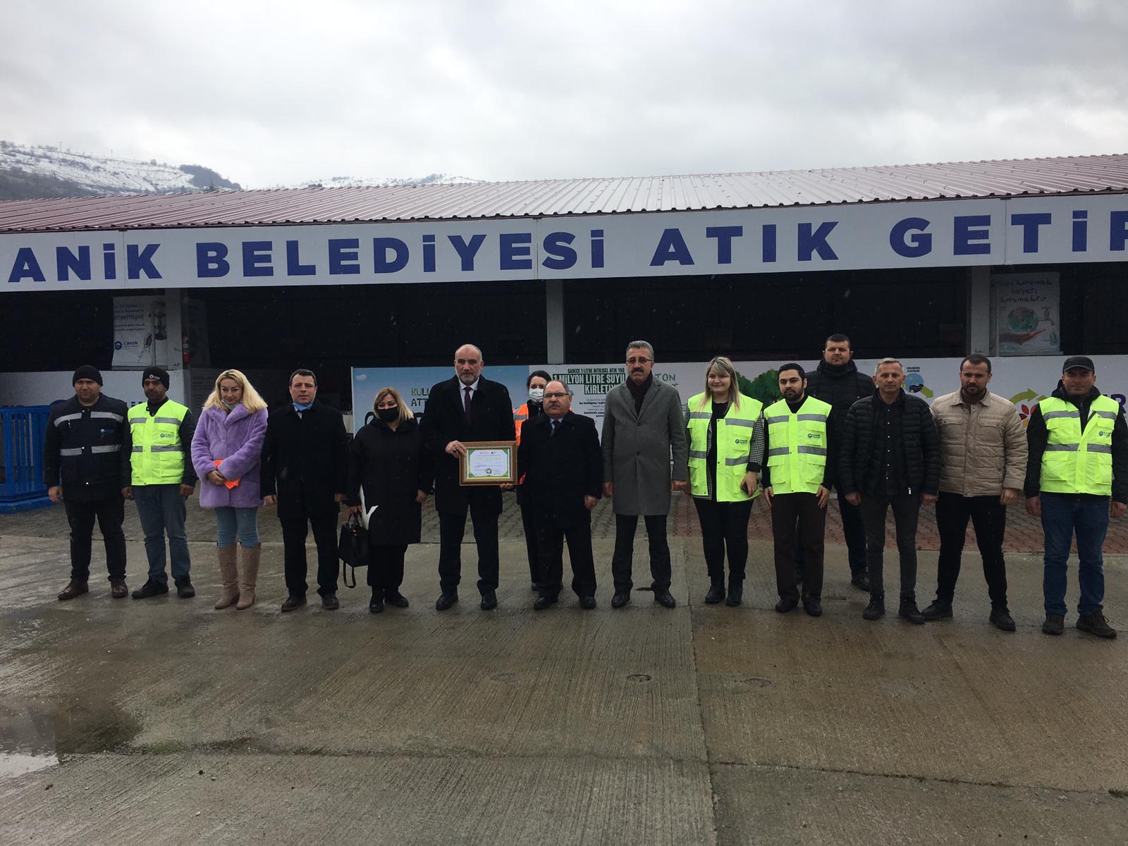 İLİMİZ İLÇE BELEDİYELERİNE “SIFIR ATIK BELGESİ” VERMEYE DEVAM EDİYORUZ