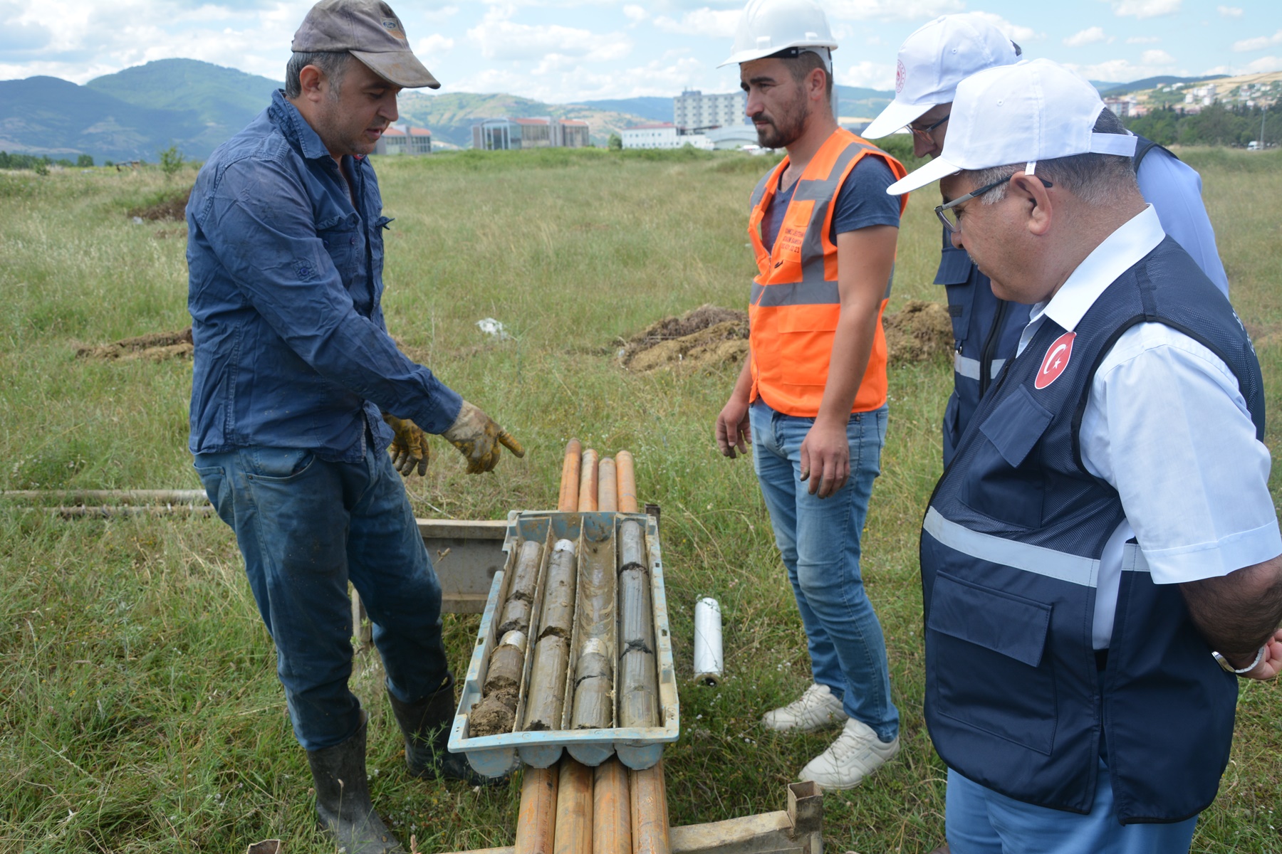 YAPIMI PLANLANAN  İL MÜDÜRLÜĞÜ YENİ HİZMET BİNAMIZIN ZEMİN VE TEMEL ETÜTÜ ÇALIŞMALARINA BAŞLANDI