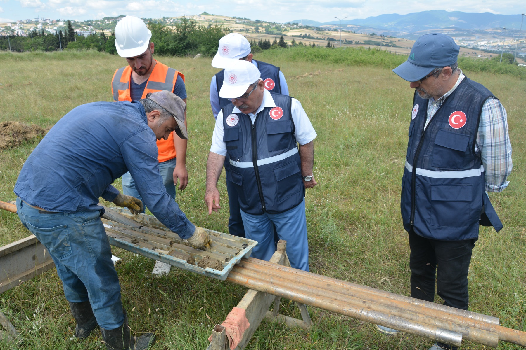 YAPIMI PLANLANAN  İL MÜDÜRLÜĞÜ YENİ HİZMET BİNAMIZIN ZEMİN VE TEMEL ETÜTÜ ÇALIŞMALARINA BAŞLANDI