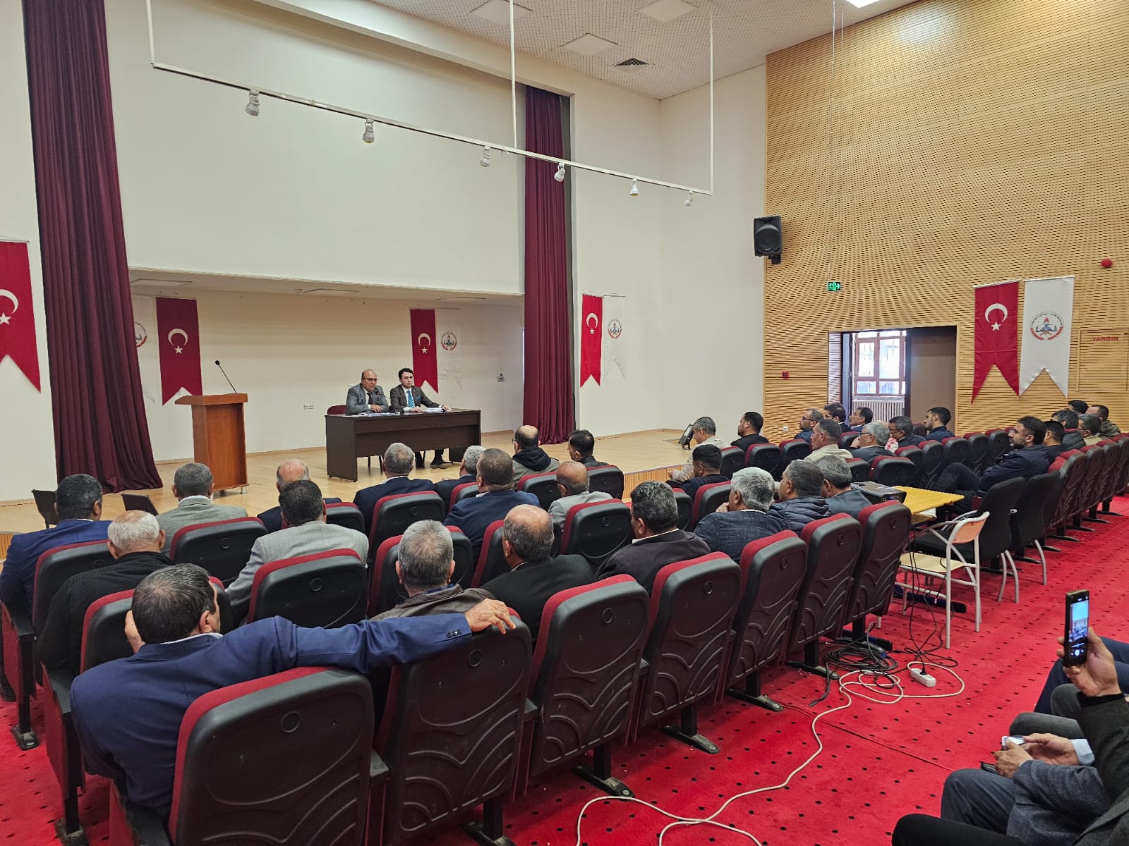 Bakanlığımızın başlattığı Yerinde Dönüşüm Projesi ile ilgili olarak Ceylanpınar ilçemizdeki köy ve mahalle muhtarlarımızla bilgilendirme toplantısı yapıldı.