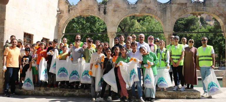 Çevre haftası etkinliği kapsamında Balıklıgöl Platosunda çevre temizliği yapıldı.Yerleşkede yer alan ve 2863 sayılı kanun kapsamında korunan anıt ağaçlar ziyaret edilerek ağaçlar hakkında öğrencilere bilgi verildi.