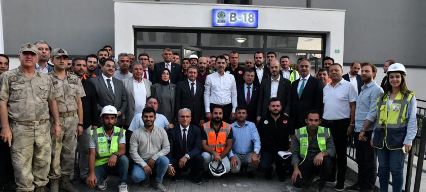 Şanlıurfa’da başta kalıcı deprem konutlarının yapım süreçleri olmak üzere bakanlığımızca yapılan çalışmaları incelemek ve süreçleri değerlendirmek için Bakanımız Sn.Murat KURUM başkanlığında,saha çalışmaları ve değerlendirme toplantıları gerçekleştirildi.