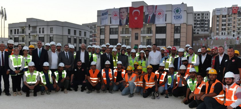 Şanlıurfa’da başta kalıcı deprem konutlarının yapım süreçleri olmak üzere bakanlığımızca yapılan çalışmaları incelemek ve süreçleri değerlendirmek için Bakanımız Sn.Murat KURUM başkanlığında,saha çalışmaları ve değerlendirme toplantıları gerçekleştirildi.