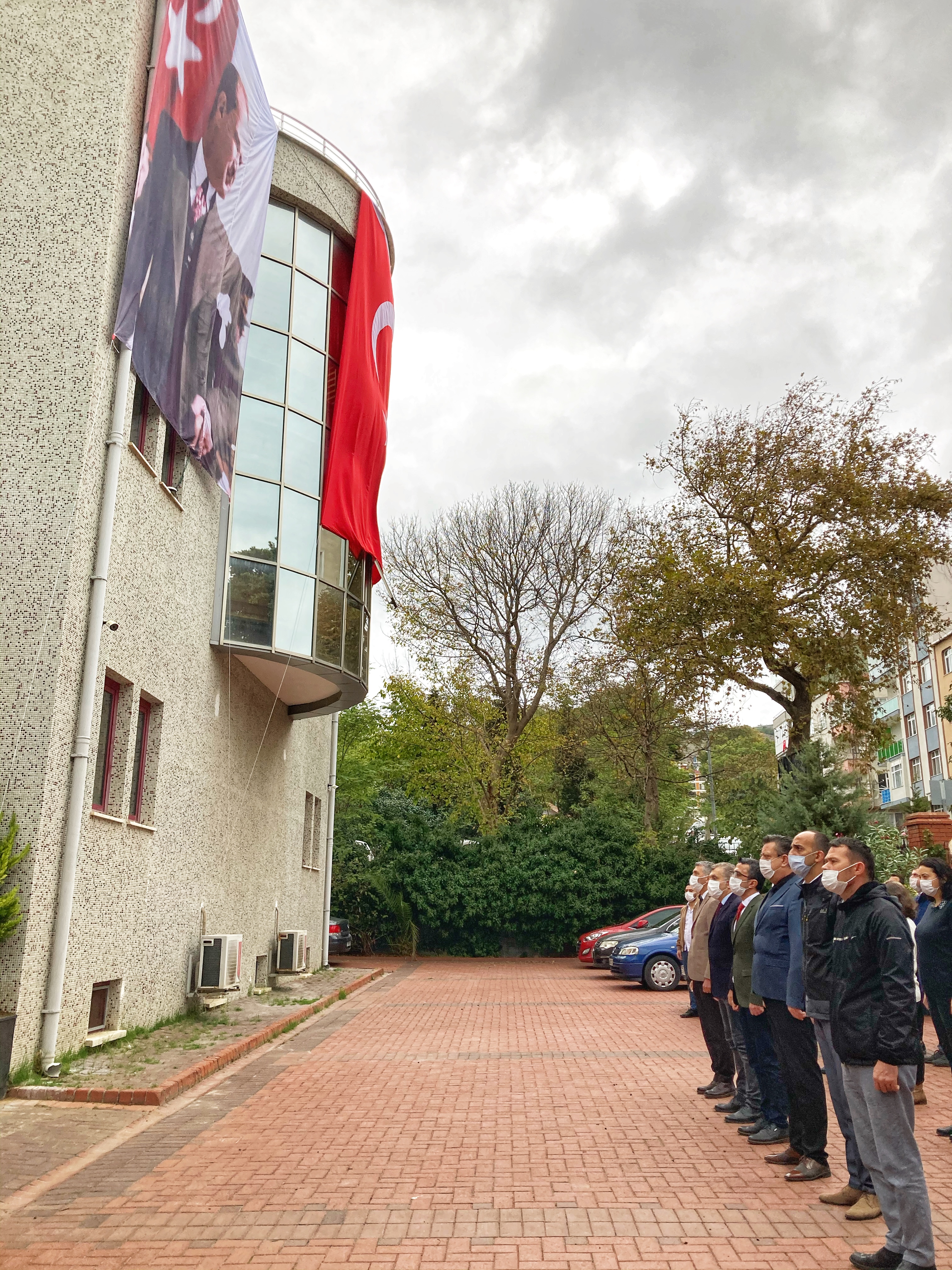 Türkiye Cumhuriyeti'nin kurucusu Mustafa Kemal Atatürk'ün ebediyete intikalinin 82'nci yılı nedeniyle Müdürlüğümüz bahçesinde tören düzenlendi.