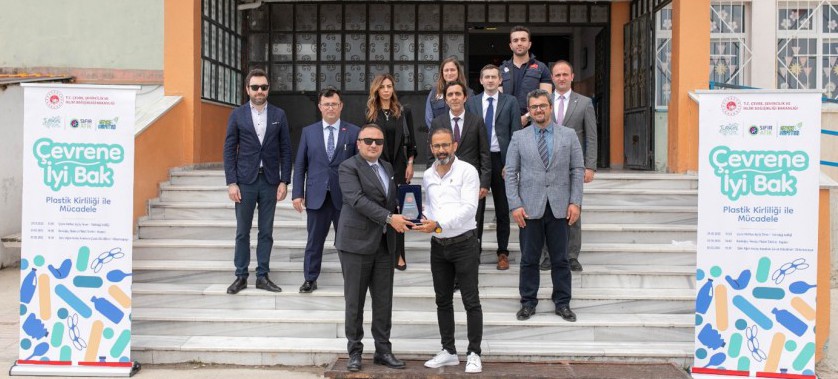 TÜRKİYE ÇEVRE HAFTASI ETKİNLİKLERİ KAPSAMINDA KAPAKLI KARAAĞAÇ İLKOKULUNA PLAKET TAKDİMİ TÖRENİ GERÇEKLEŞTİRİLDİ.