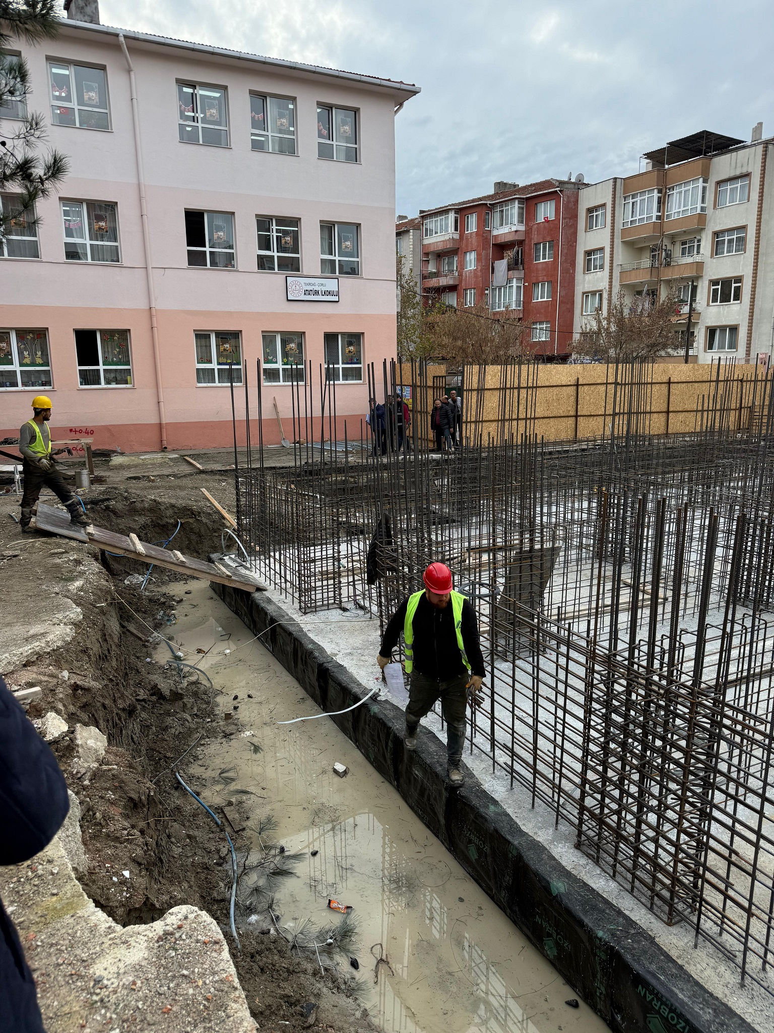 KONTROLLÜĞÜ MÜDÜLÜĞÜMÜZCE YÜRÜTÜLEN ÇORLU ATATÜRK İLKOKULU EK BİNASI İNŞAATI HIZLA İLERLİYOR
