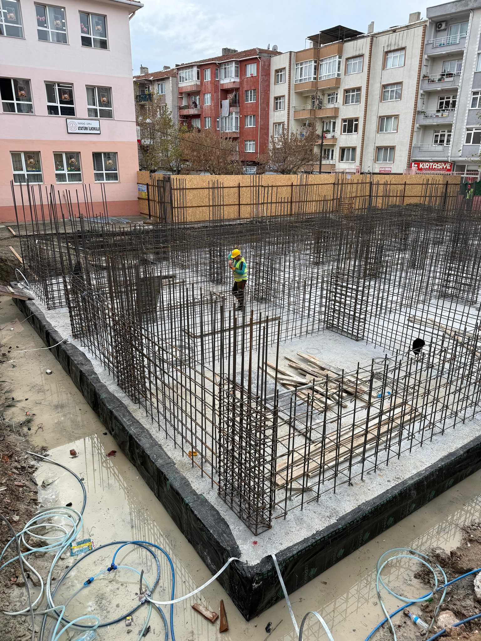 KONTROLLÜĞÜ MÜDÜLÜĞÜMÜZCE YÜRÜTÜLEN ÇORLU ATATÜRK İLKOKULU EK BİNASI İNŞAATI HIZLA İLERLİYOR