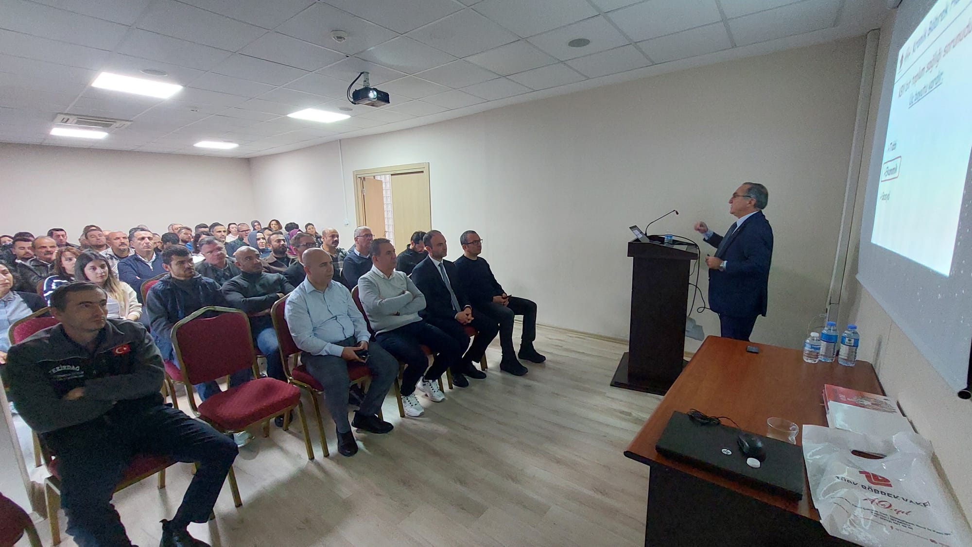 TÜRKİYE BÖBREK VAKFI'NCA İL MÜDÜRLÜĞÜMÜZ PERSONELİNE YÖNELİK BÖBREK SAĞLIĞI FARKINDALIK SEMİNERİ GERÇEKLEŞTİRLDİ