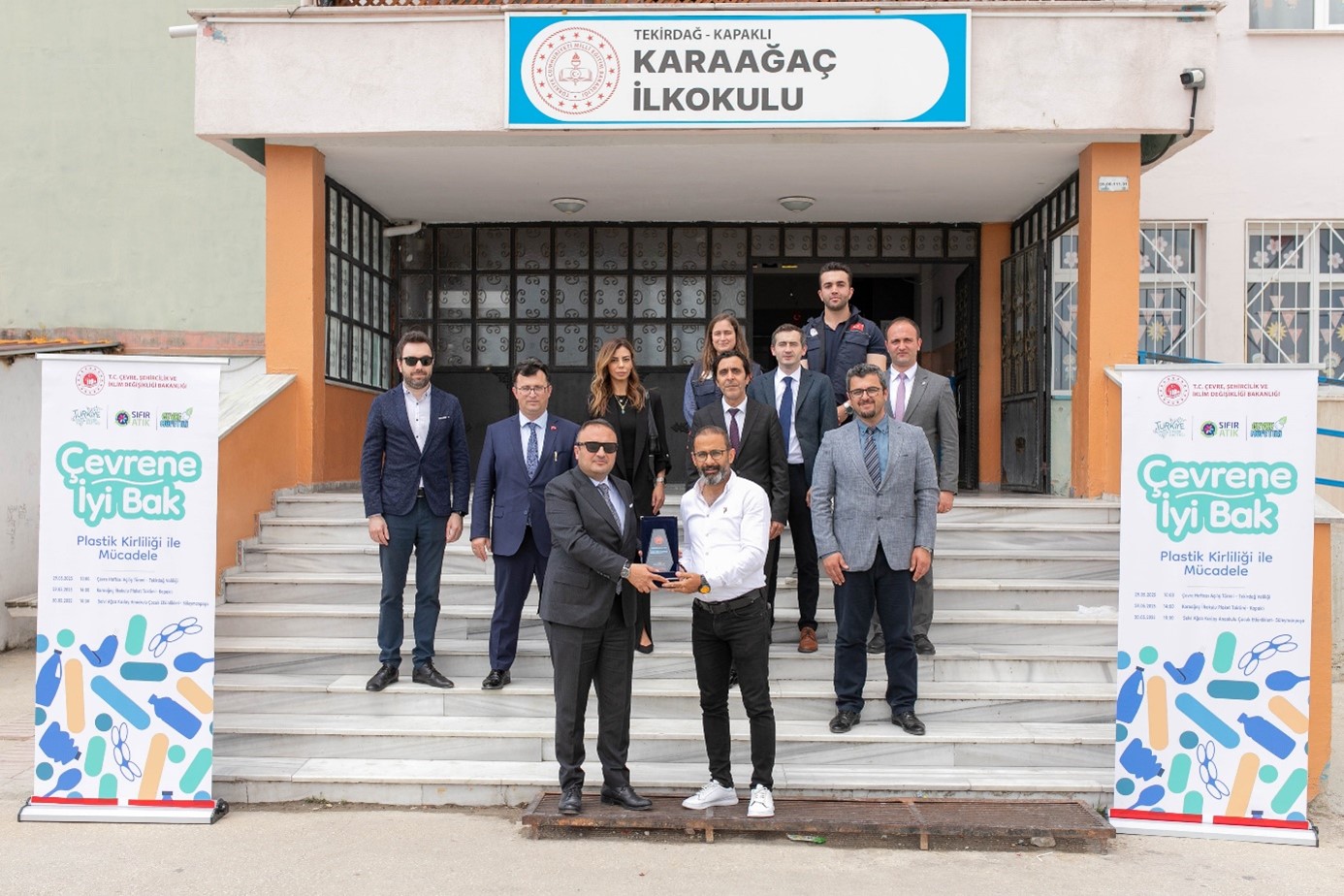 TÜRKİYE ÇEVRE HAFTASI ETKİNLİKLERİ KAPSAMINDA KAPAKLI KARAAĞAÇ İLKOKULUNA PLAKET TAKDİMİ TÖRENİ GERÇEKLEŞTİRİLDİ.