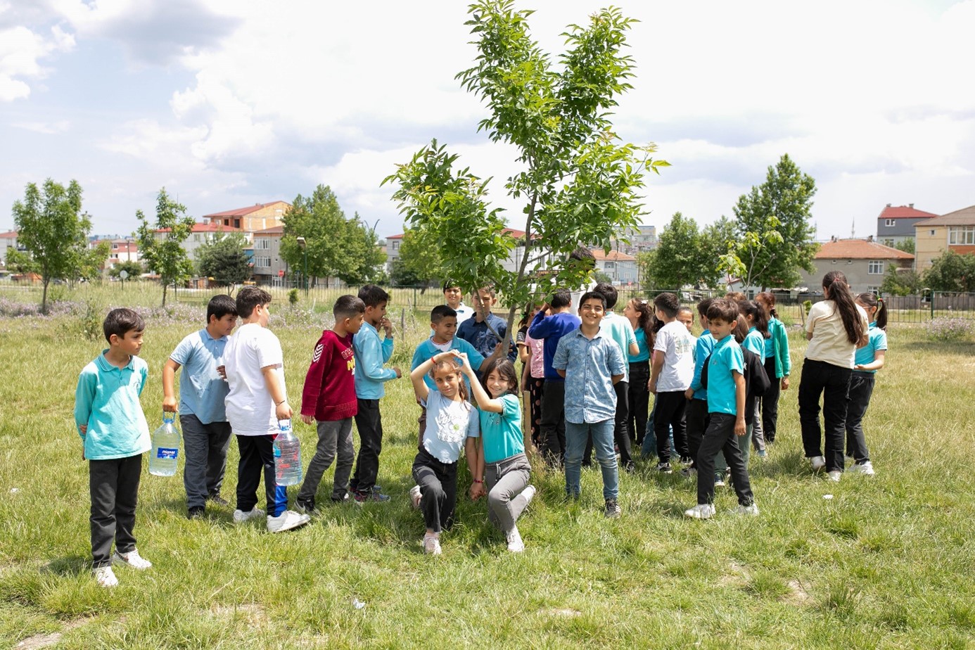 TÜRKİYE ÇEVRE HAFTASI ETKİNLİKLERİ KAPSAMINDA KAPAKLI KARAAĞAÇ İLKOKULUNA PLAKET TAKDİMİ TÖRENİ GERÇEKLEŞTİRİLDİ.