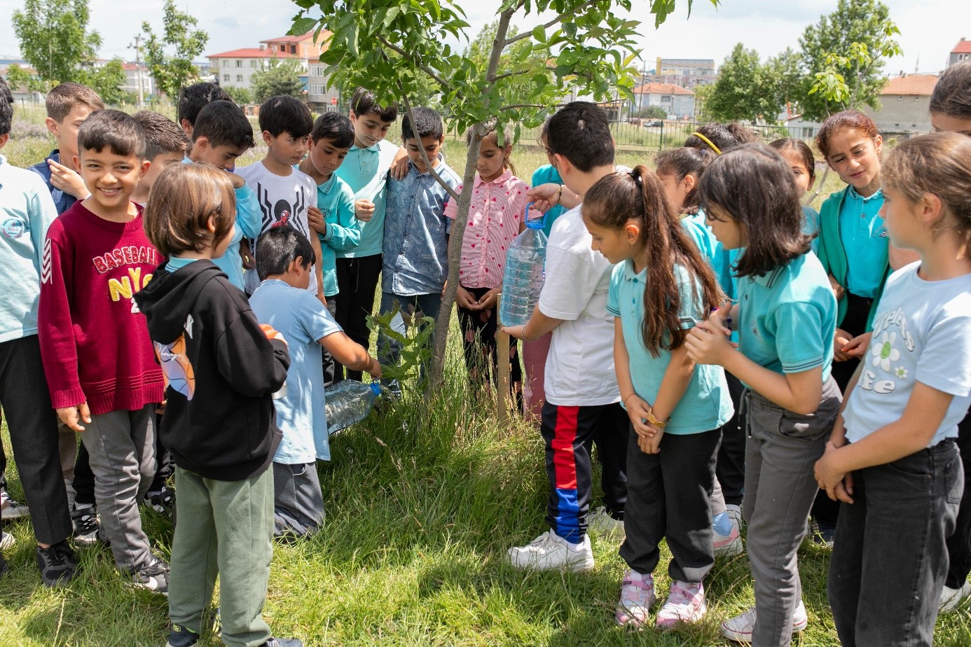 TÜRKİYE ÇEVRE HAFTASI ETKİNLİKLERİ KAPSAMINDA KAPAKLI KARAAĞAÇ İLKOKULUNA PLAKET TAKDİMİ TÖRENİ GERÇEKLEŞTİRİLDİ.