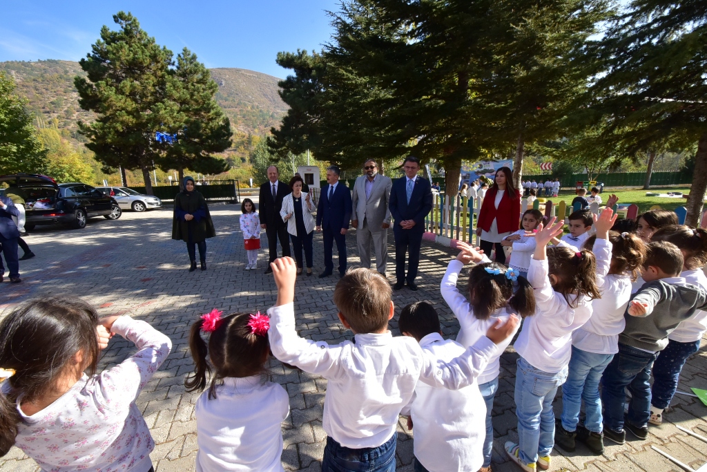 ÇEVRE TOKAT PROJESİ KAPSAMINDA ANAOKULU ÖĞRENCİLERİMİZLE BİRLİKTE “ATIKTAN SANATA” ETKİNLİĞİ DÜZENLENDİ