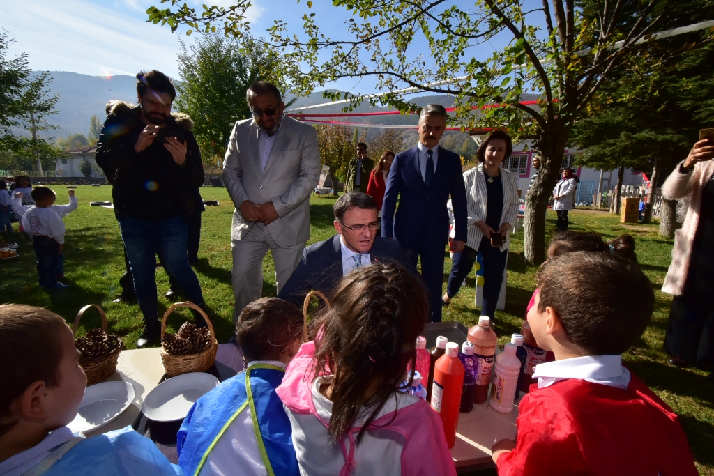 ÇEVRE TOKAT PROJESİ KAPSAMINDA ANAOKULU ÖĞRENCİLERİMİZLE BİRLİKTE “ATIKTAN SANATA” ETKİNLİĞİ DÜZENLENDİ