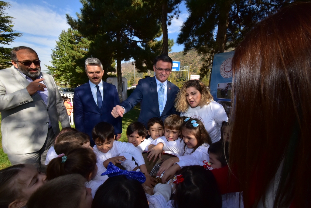 ÇEVRE TOKAT PROJESİ KAPSAMINDA ANAOKULU ÖĞRENCİLERİMİZLE BİRLİKTE “ATIKTAN SANATA” ETKİNLİĞİ DÜZENLENDİ