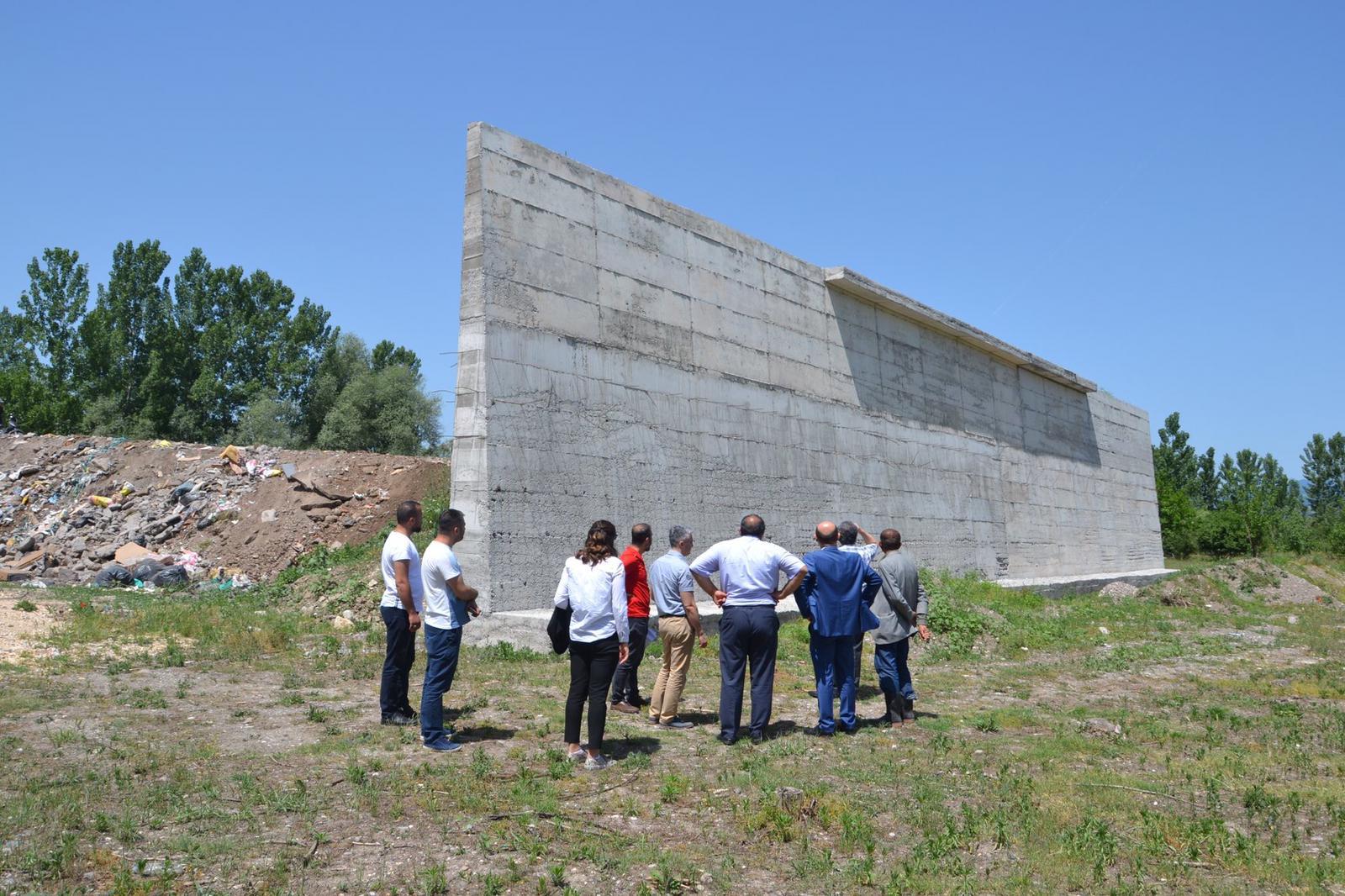 İL MÜDÜRÜMÜZ ALİ YILMAZ NİKSAR VE ARTOVA’DA EVSEL KATI ATIK AKTARMA PLATFORMU PROJE YERLERİNİ İNCELEDİ