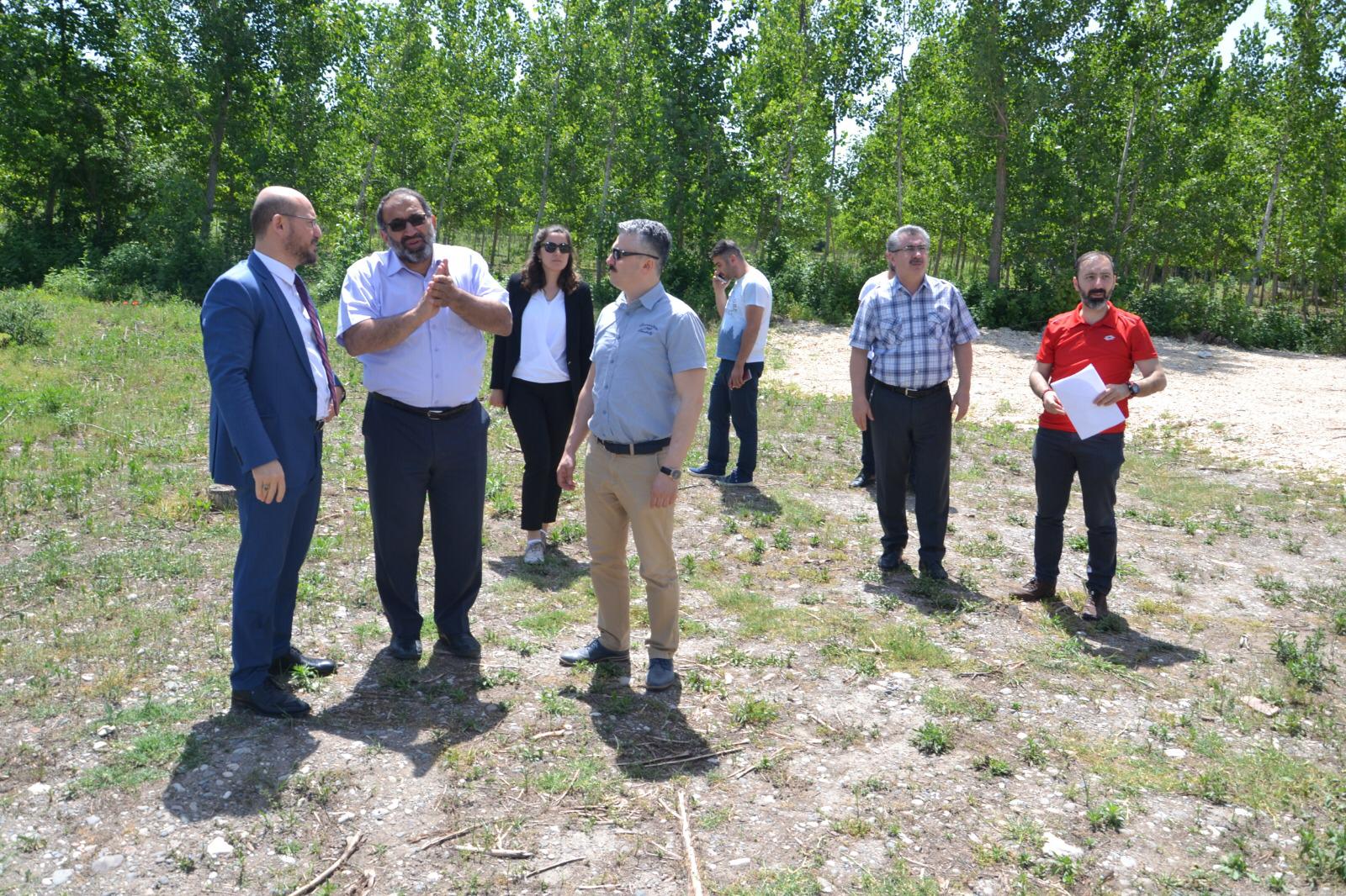 İL MÜDÜRÜMÜZ ALİ YILMAZ NİKSAR VE ARTOVA’DA EVSEL KATI ATIK AKTARMA PLATFORMU PROJE YERLERİNİ İNCELEDİ