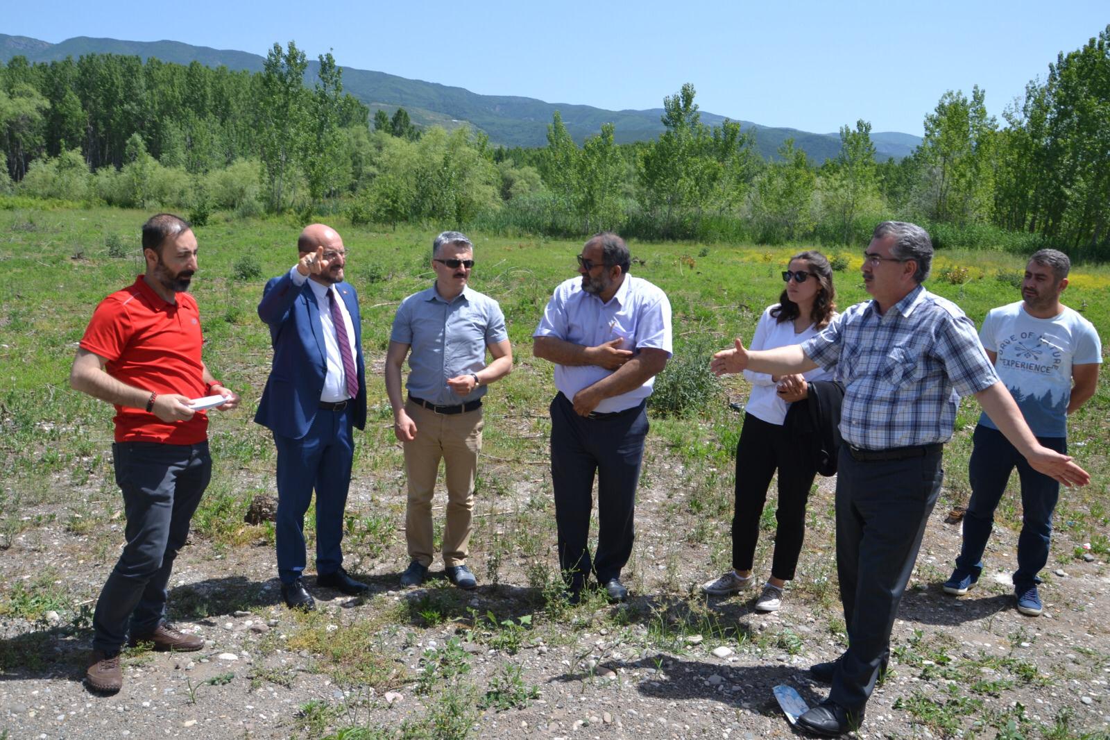 İL MÜDÜRÜMÜZ ALİ YILMAZ NİKSAR VE ARTOVA’DA EVSEL KATI ATIK AKTARMA PLATFORMU PROJE YERLERİNİ İNCELEDİ