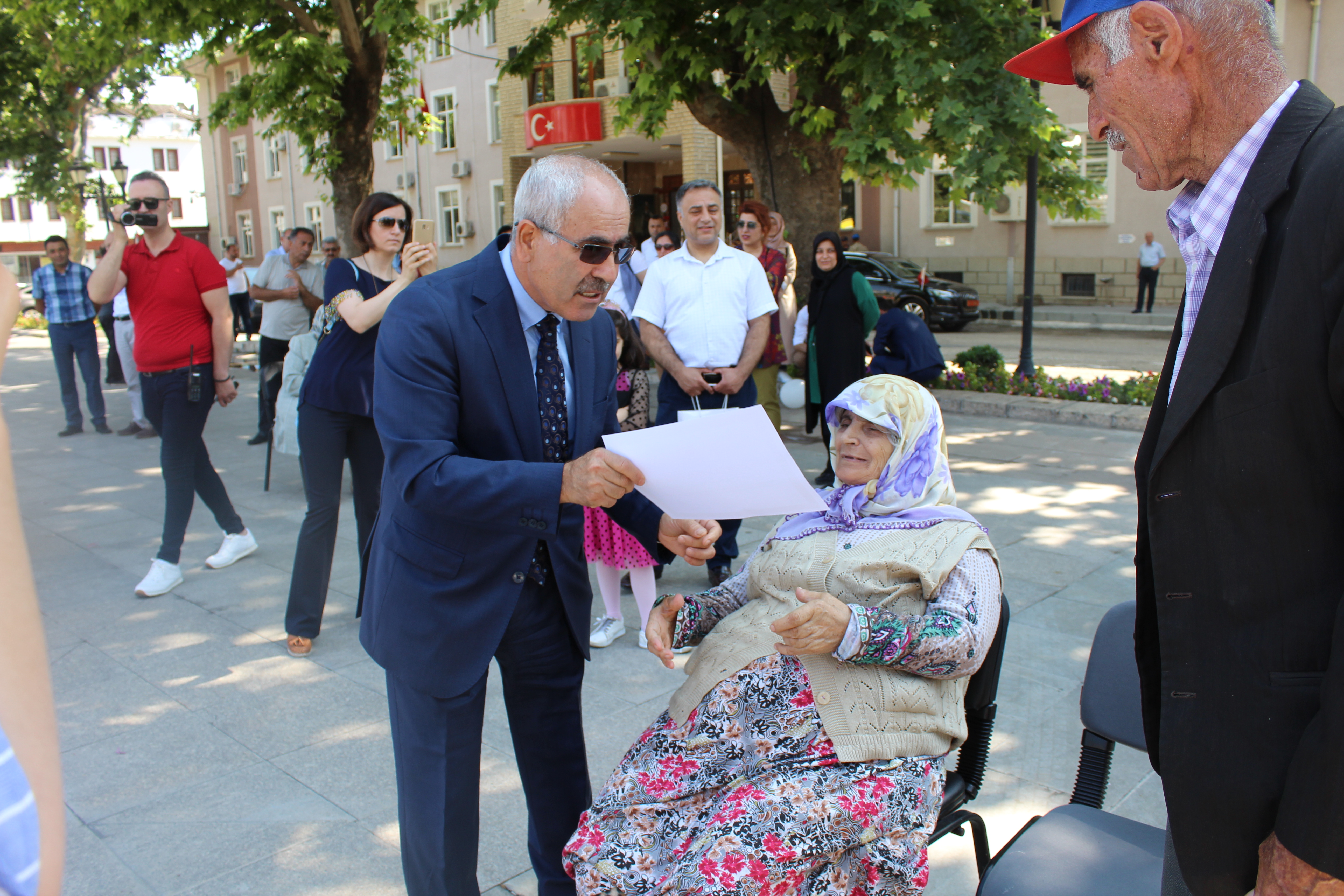 “KAPAKLAR UMUT İÇİN POSTALANIYOR PROJESİ”NDE ENGELLİ ARACI TESLİMİ YAPILDI