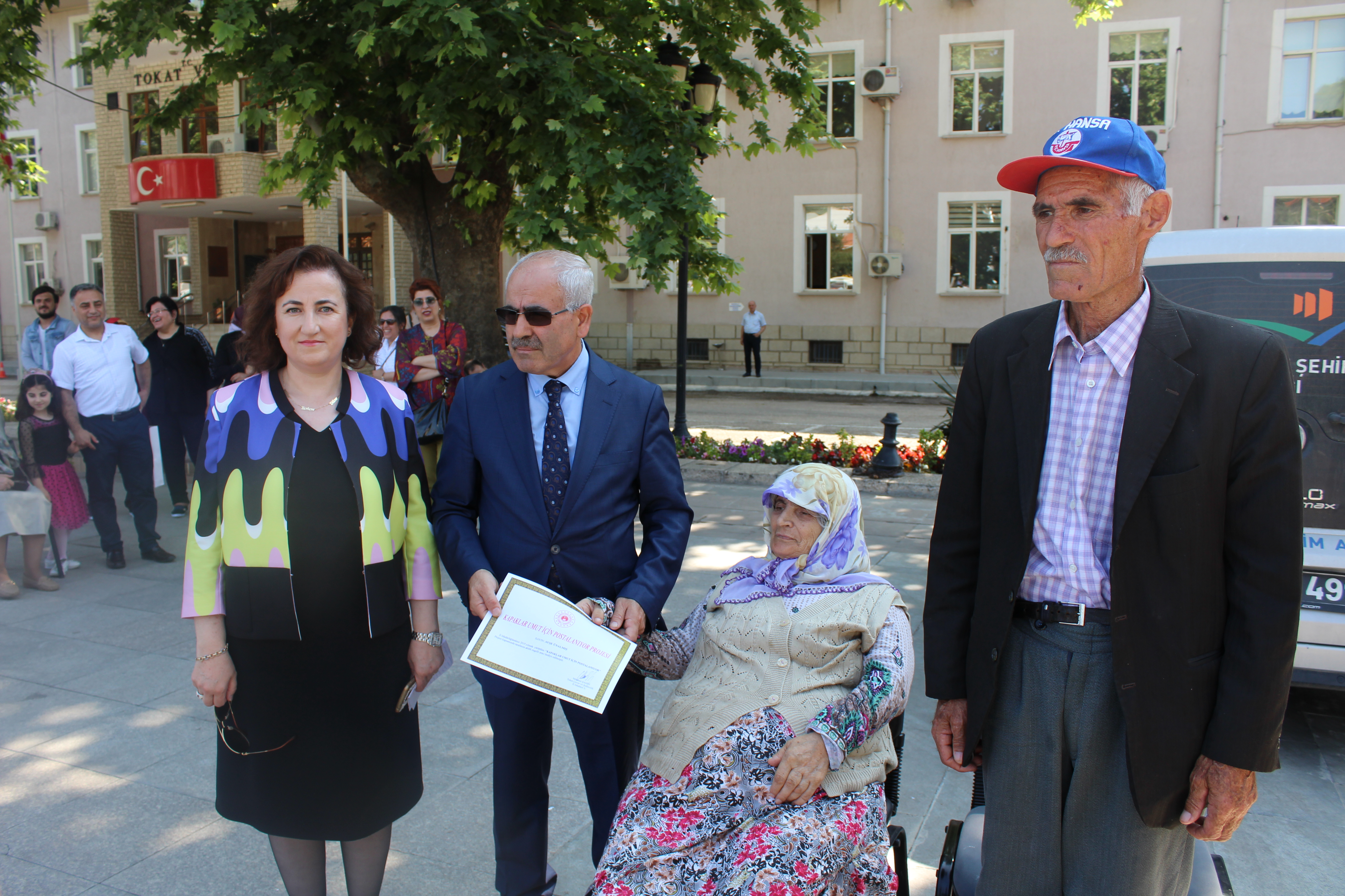 “KAPAKLAR UMUT İÇİN POSTALANIYOR PROJESİ”NDE ENGELLİ ARACI TESLİMİ YAPILDI