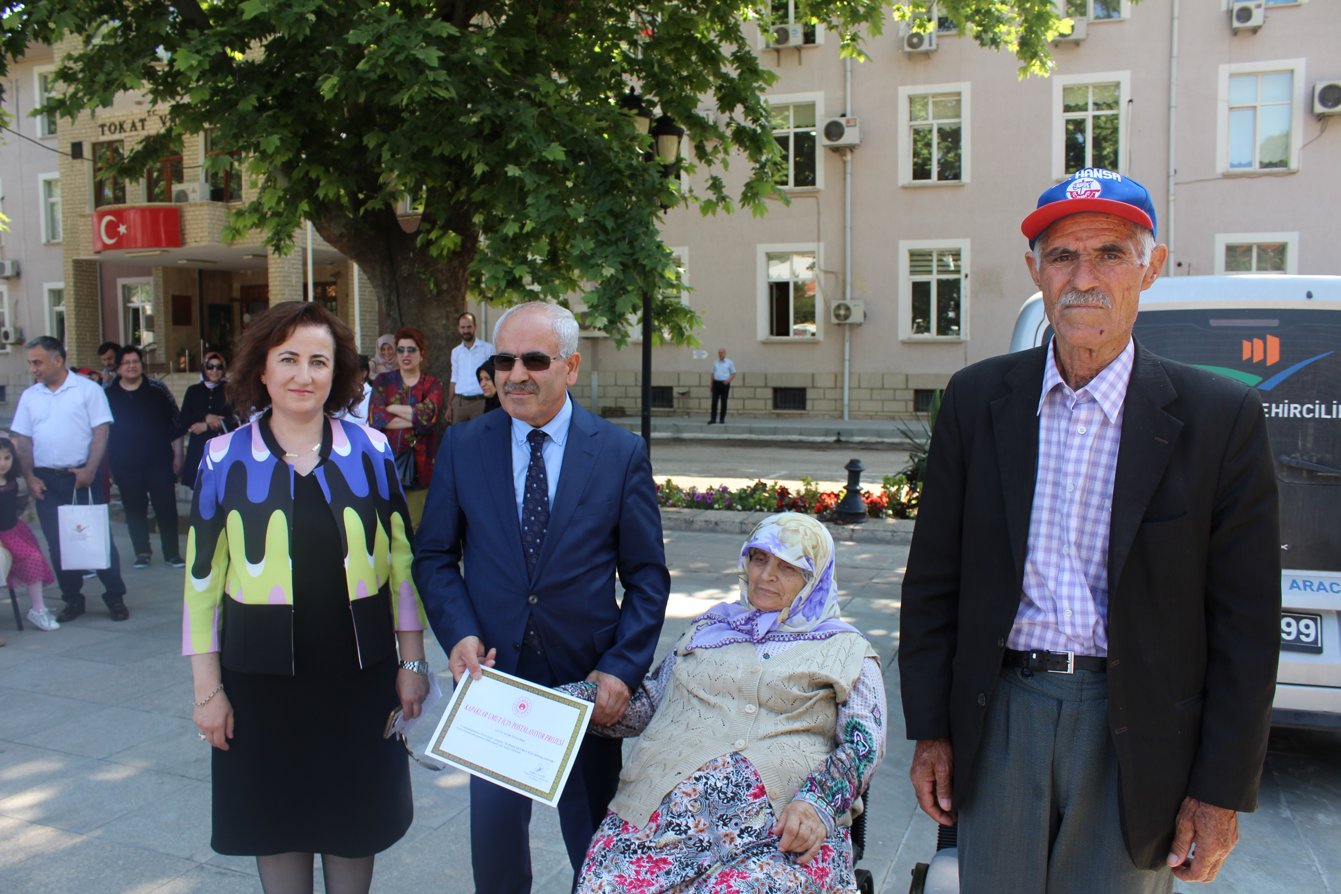 “KAPAKLAR UMUT İÇİN POSTALANIYOR PROJESİ”NDE ENGELLİ ARACI TESLİMİ YAPILDI