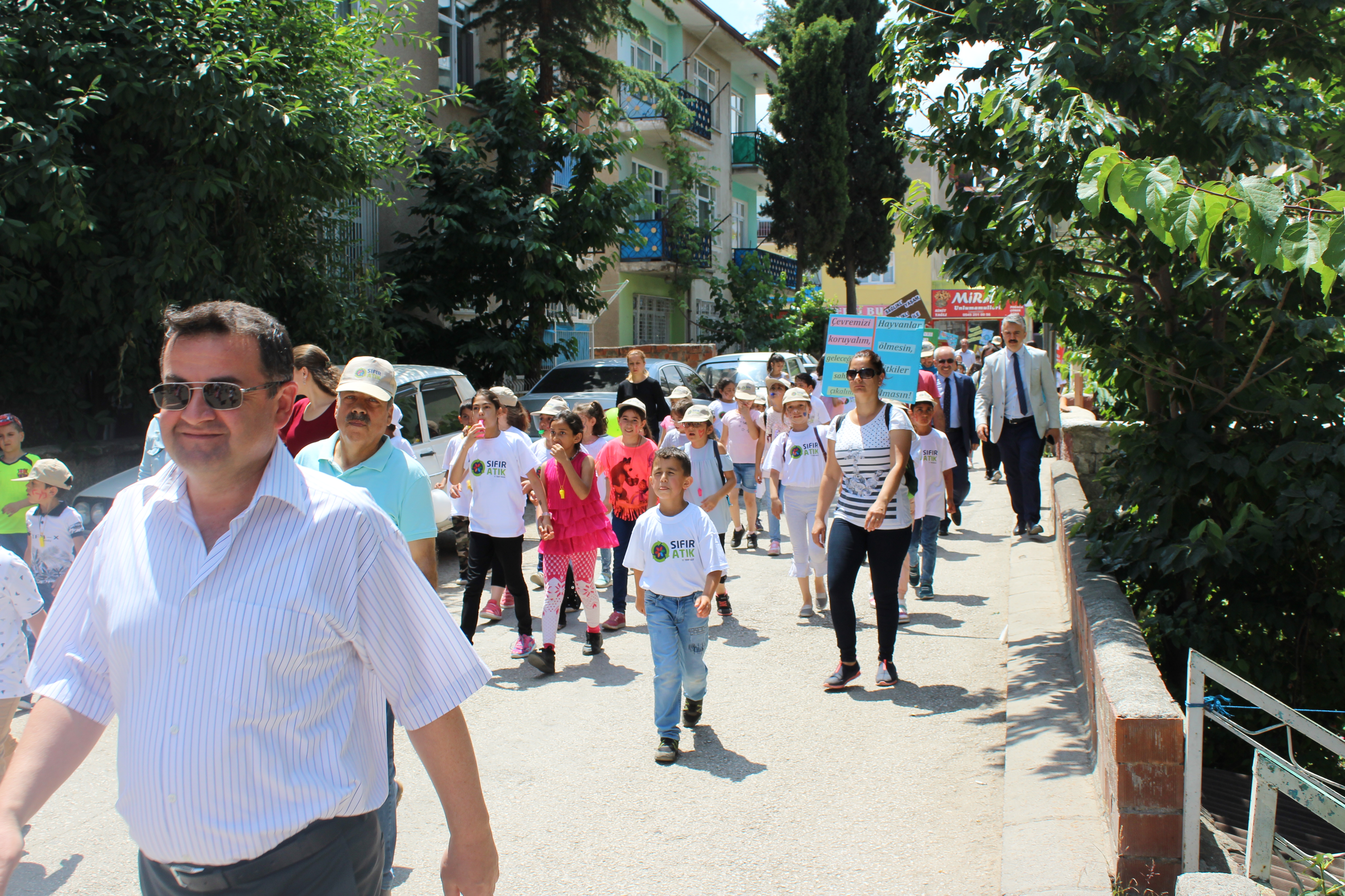 ÖĞRENCİLERLE ÇEVRE YÜRÜYÜŞÜ GERÇEKLEŞTİRİLDİ