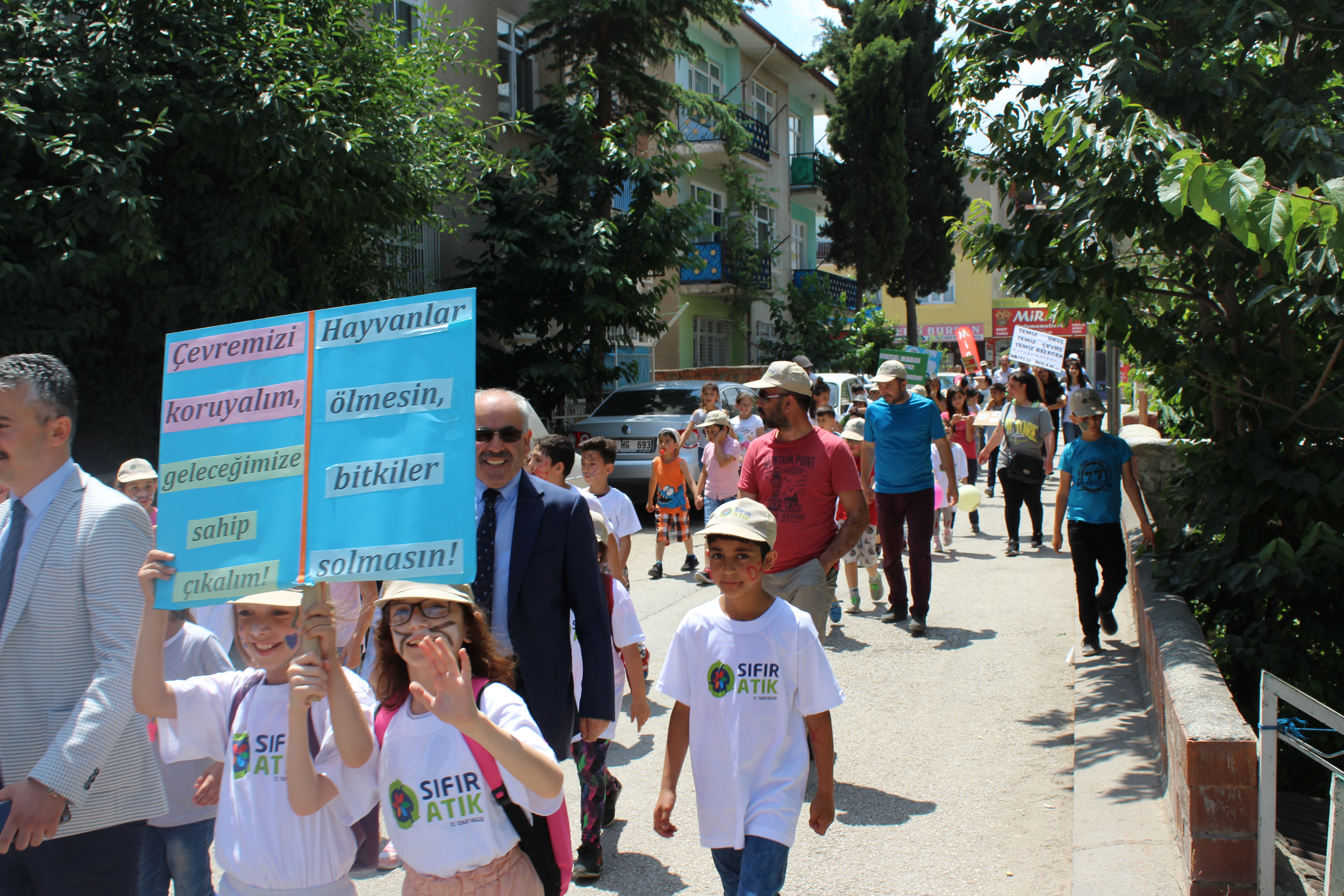 ÖĞRENCİLERLE ÇEVRE YÜRÜYÜŞÜ GERÇEKLEŞTİRİLDİ