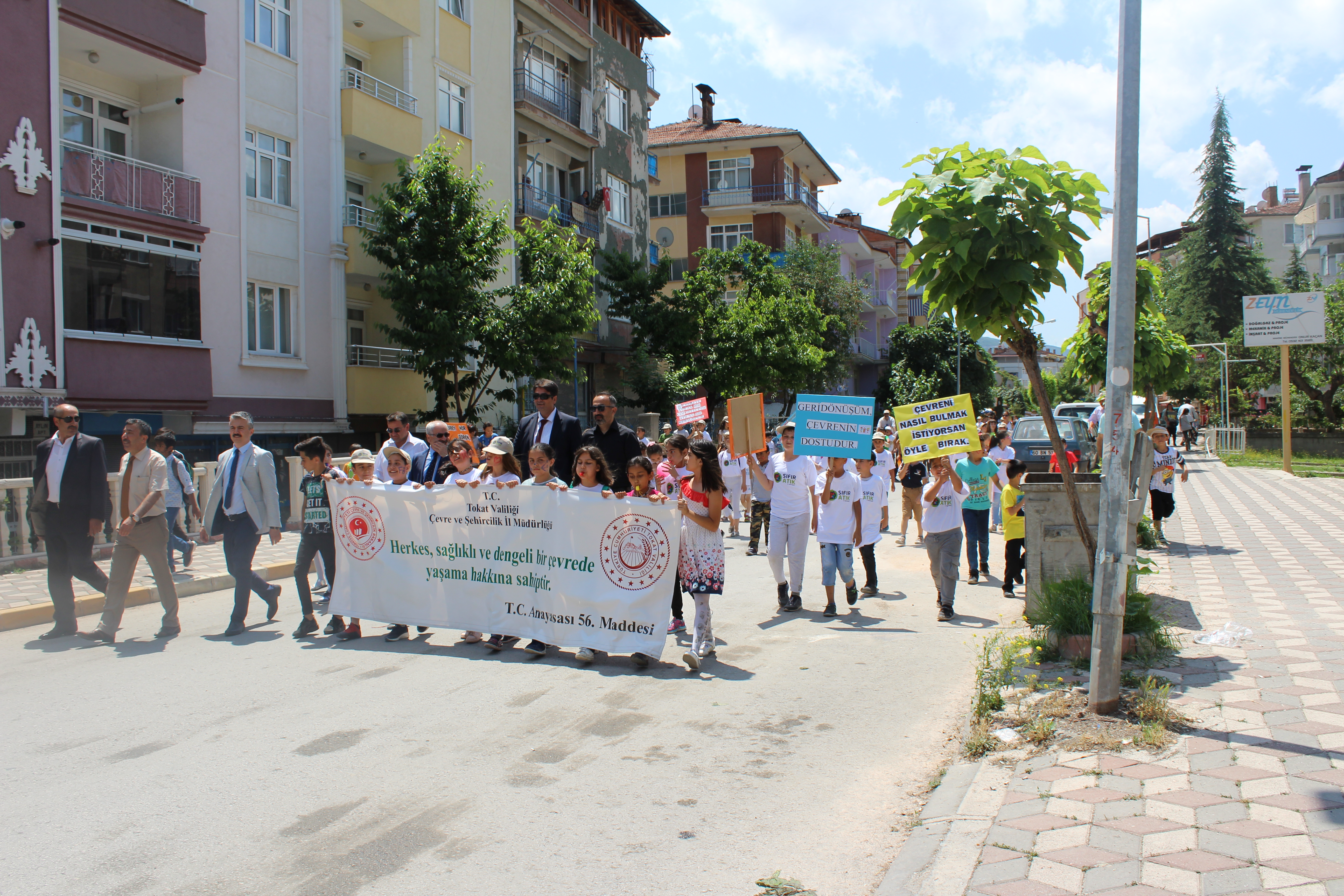 ÖĞRENCİLERLE ÇEVRE YÜRÜYÜŞÜ GERÇEKLEŞTİRİLDİ