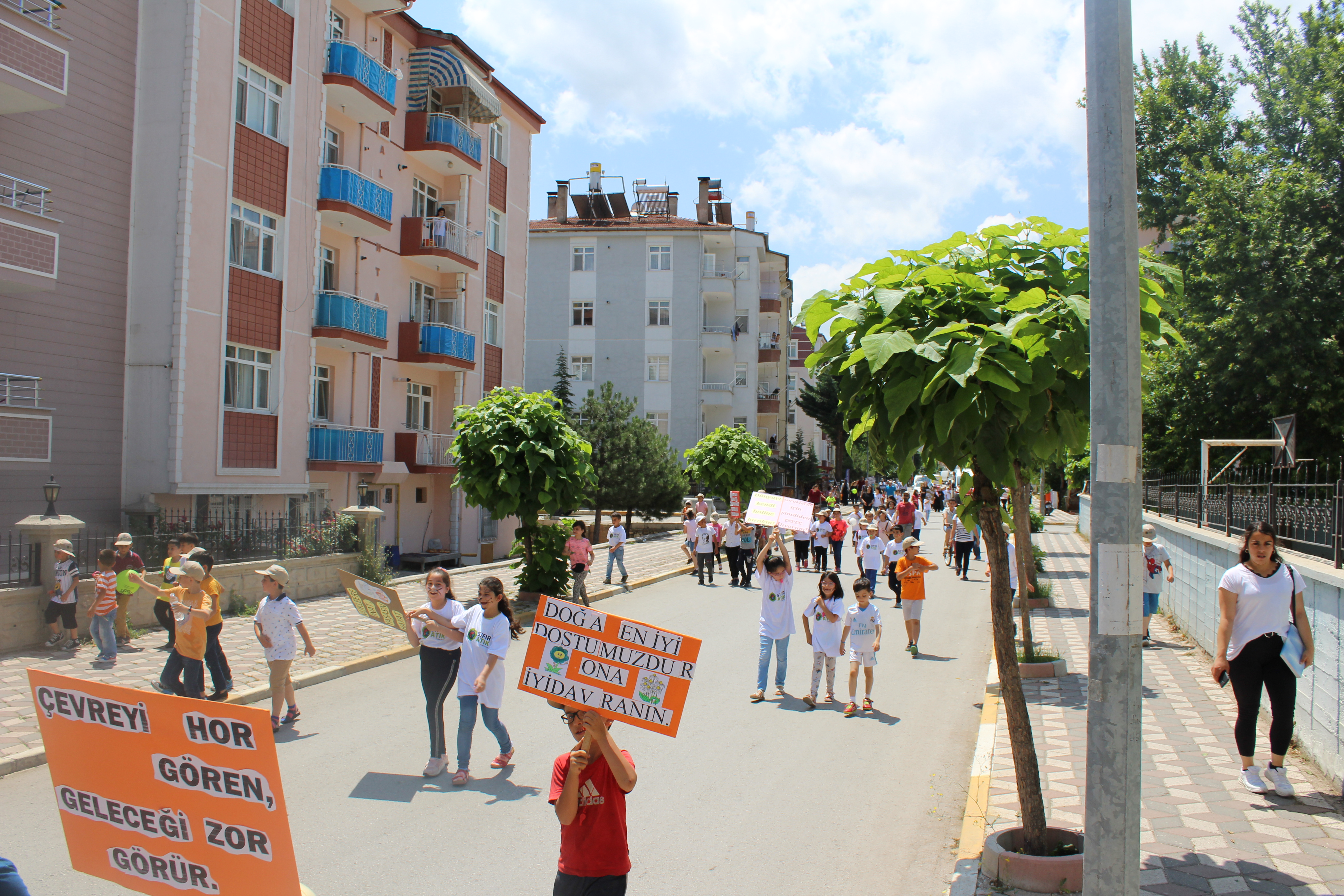 ÖĞRENCİLERLE ÇEVRE YÜRÜYÜŞÜ GERÇEKLEŞTİRİLDİ