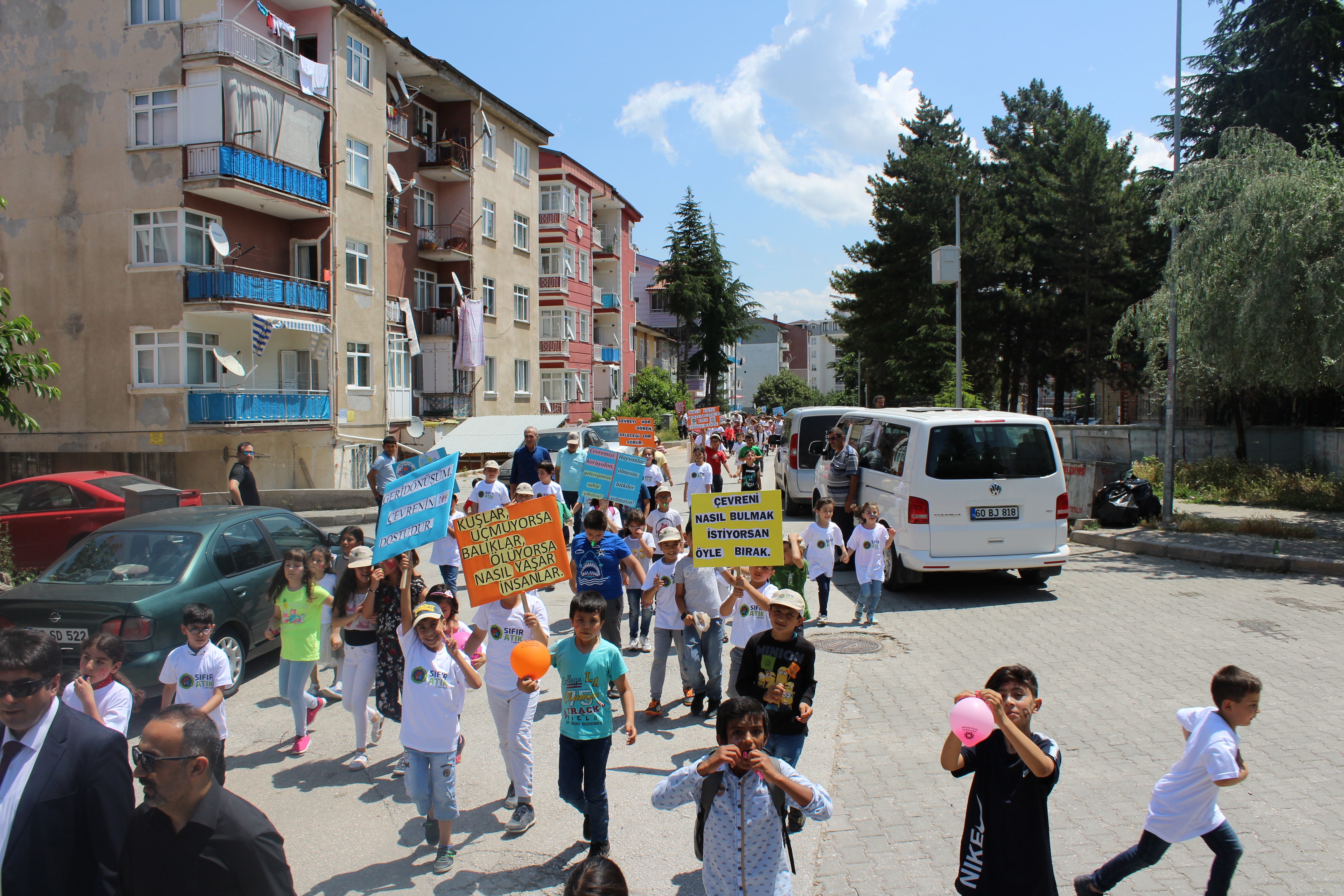 ÖĞRENCİLERLE ÇEVRE YÜRÜYÜŞÜ GERÇEKLEŞTİRİLDİ