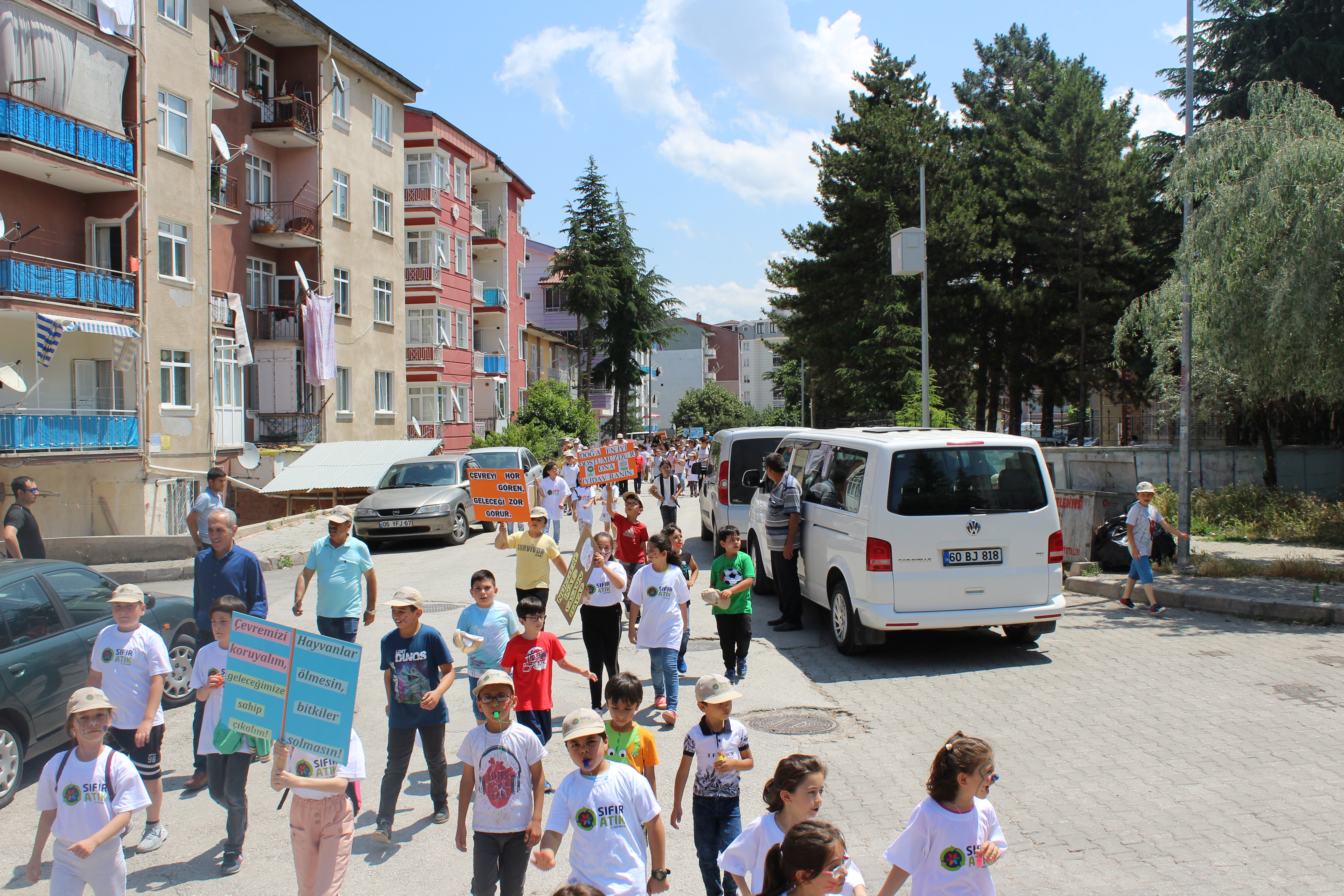 ÖĞRENCİLERLE ÇEVRE YÜRÜYÜŞÜ GERÇEKLEŞTİRİLDİ