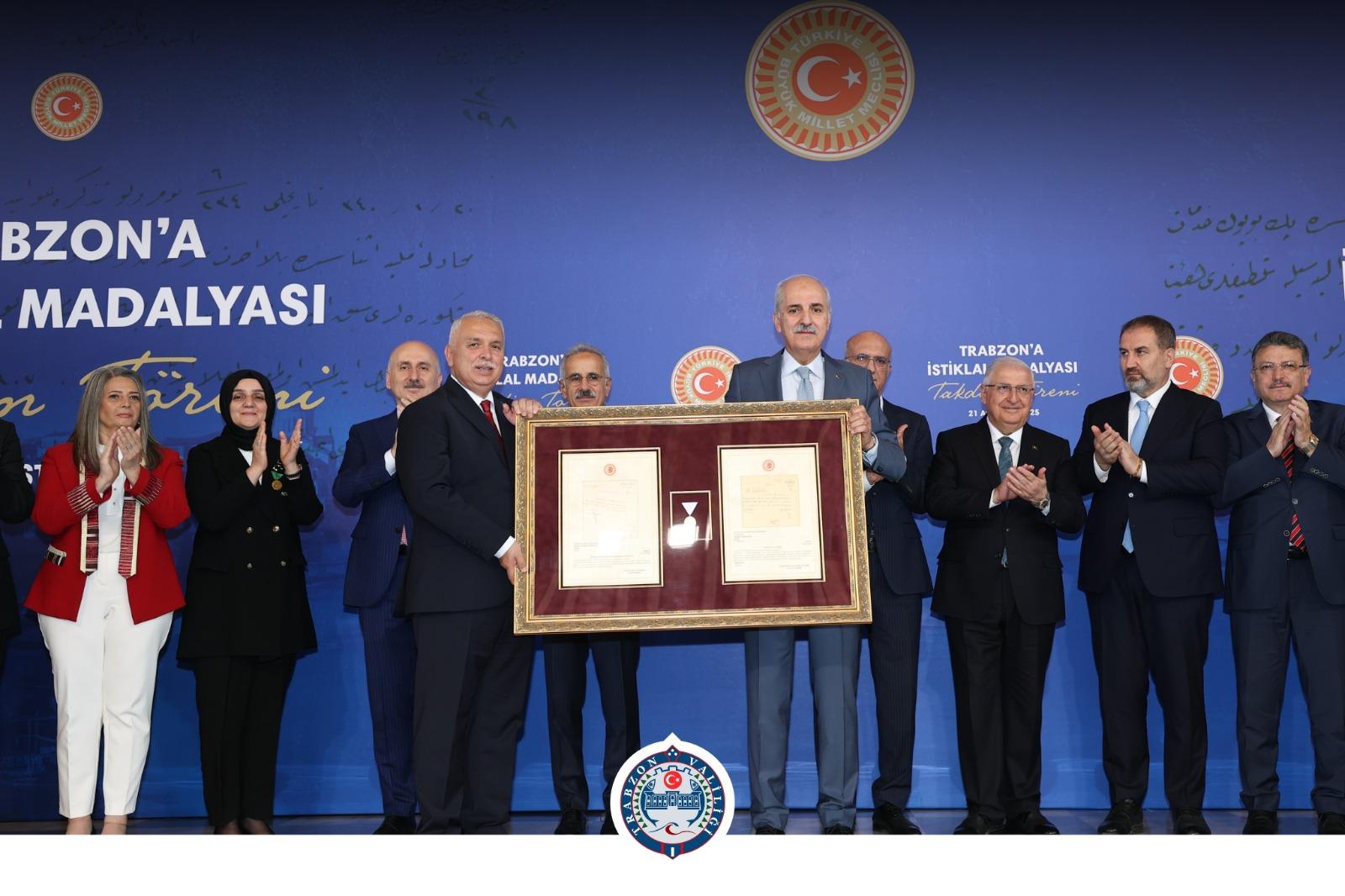 Trabzon Valiliği 101 yıl sonra Trabzon'umuza verilen İstiklal Madalyasını teslim aldı.